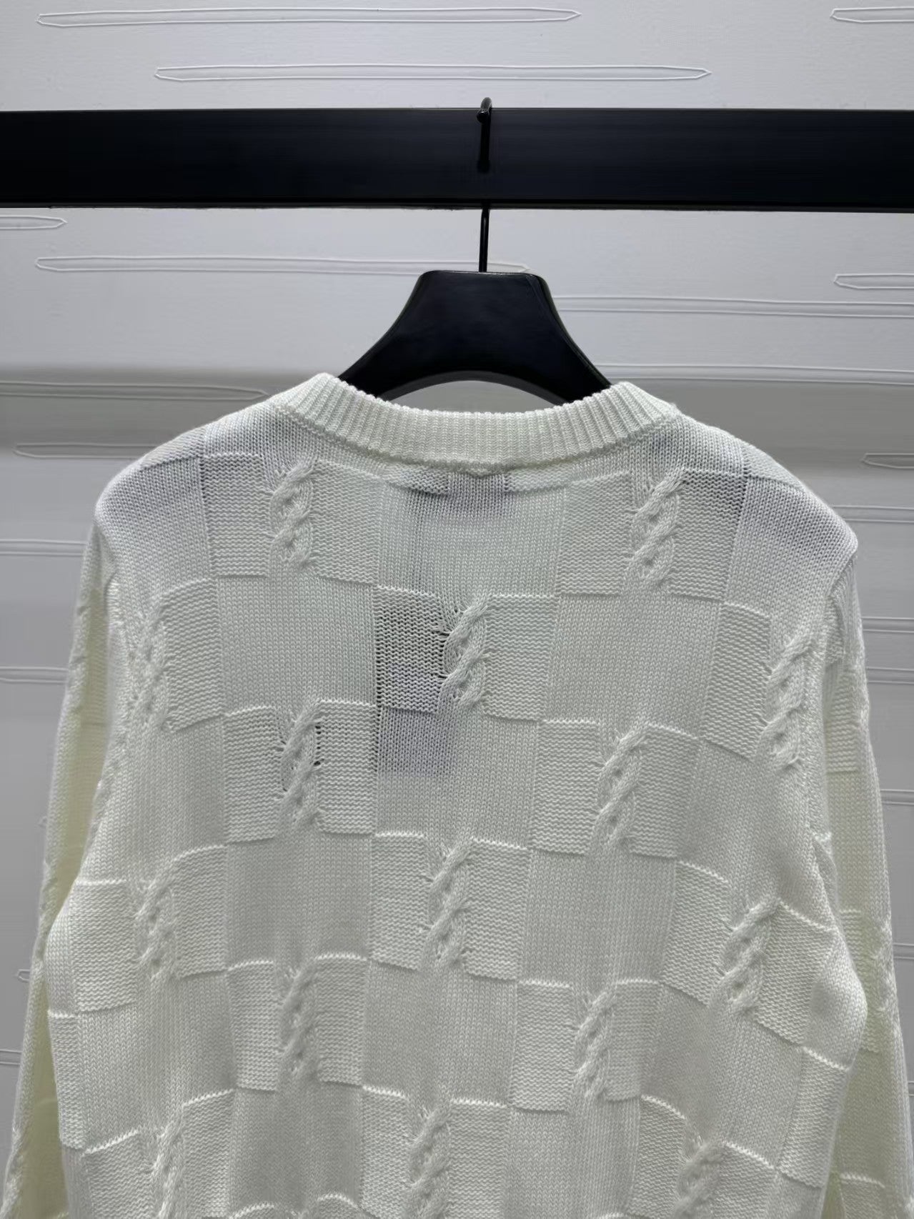 Neuer Strickcardigan mit langen Ärmeln und Buchstabenlogo