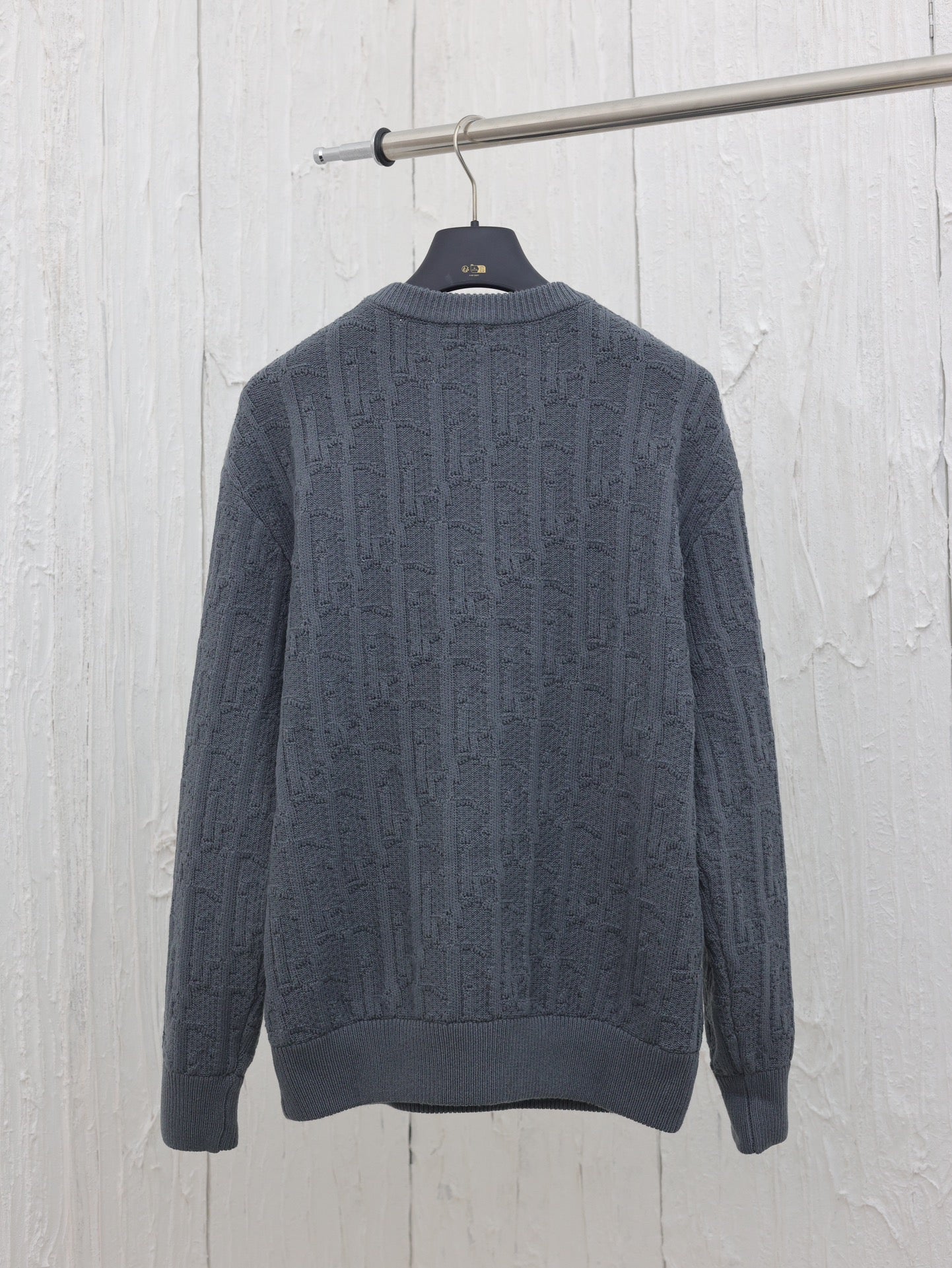 Schräger Pullover mit Blumenmuster 