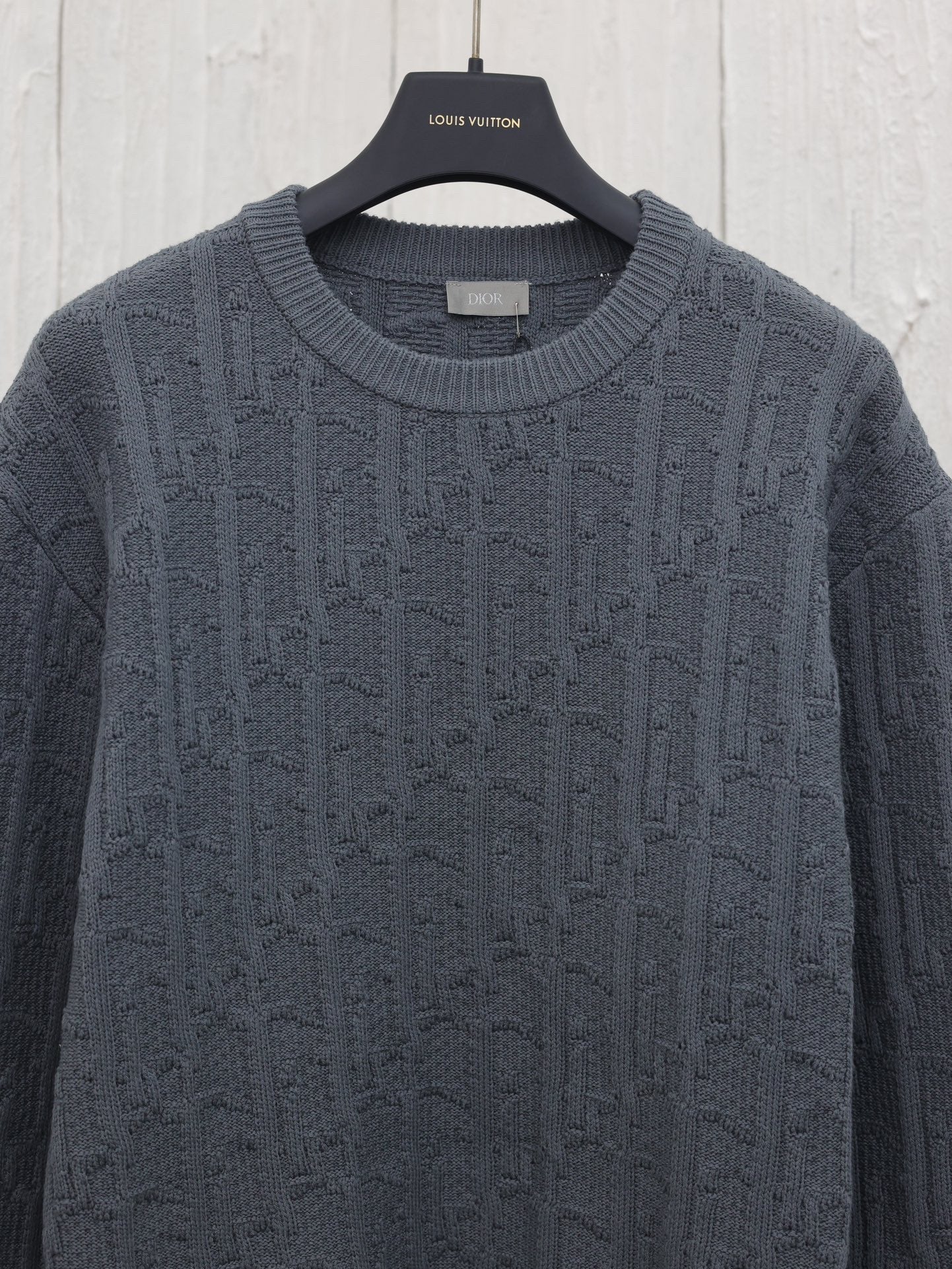 Schräger Pullover mit Blumenmuster 