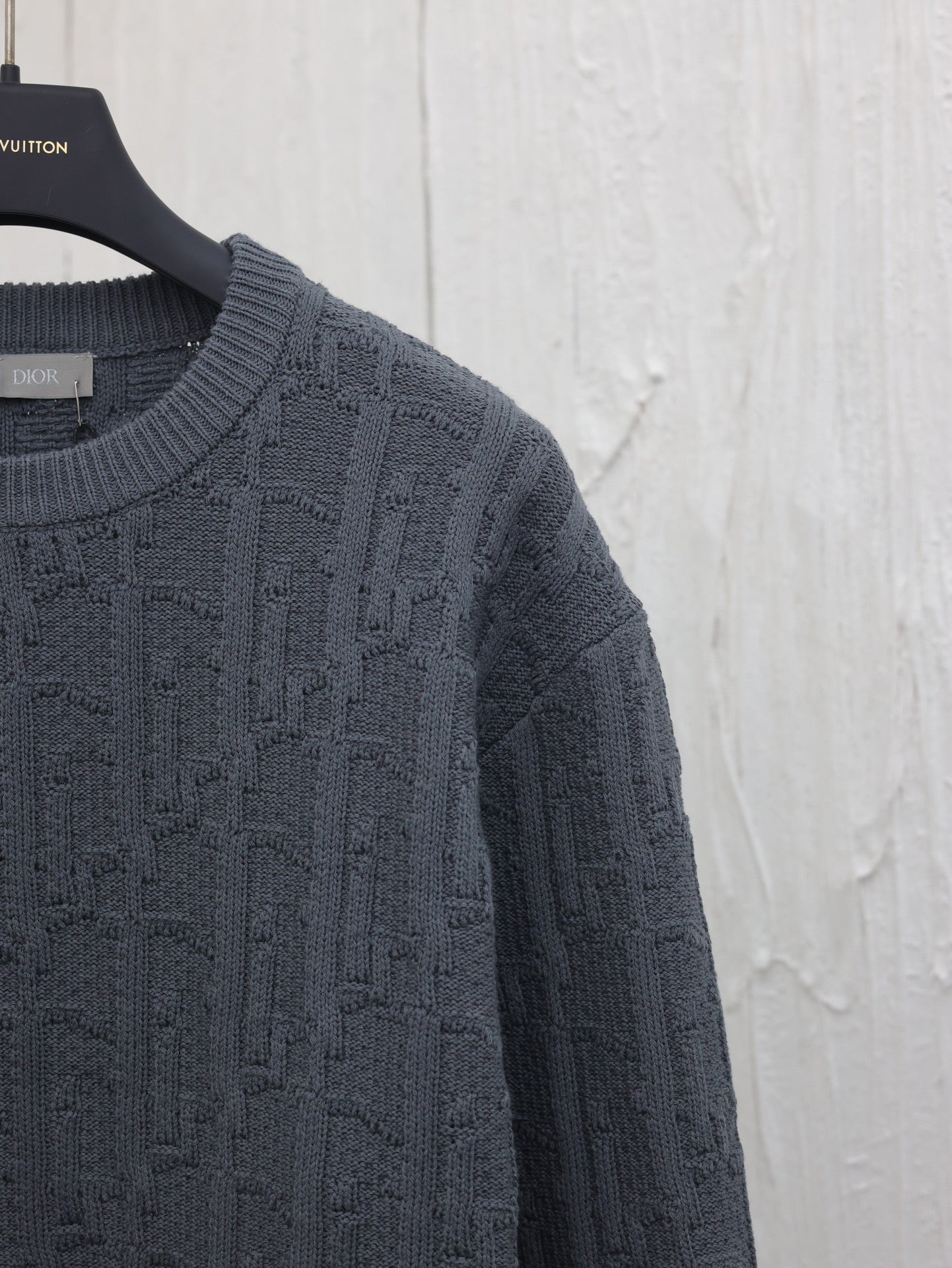 Schräger Pullover mit Blumenmuster 