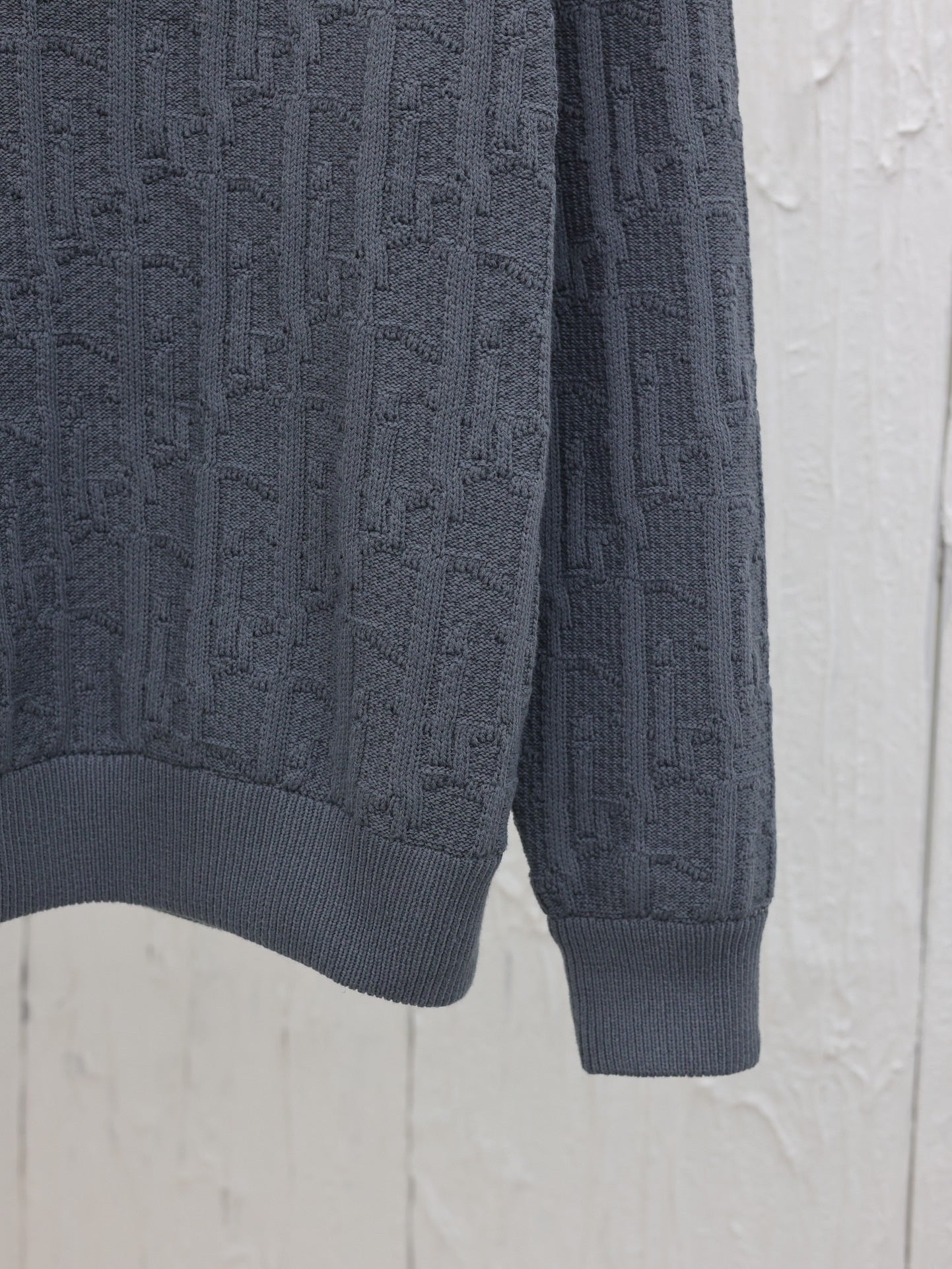 Schräger Pullover mit Blumenmuster 