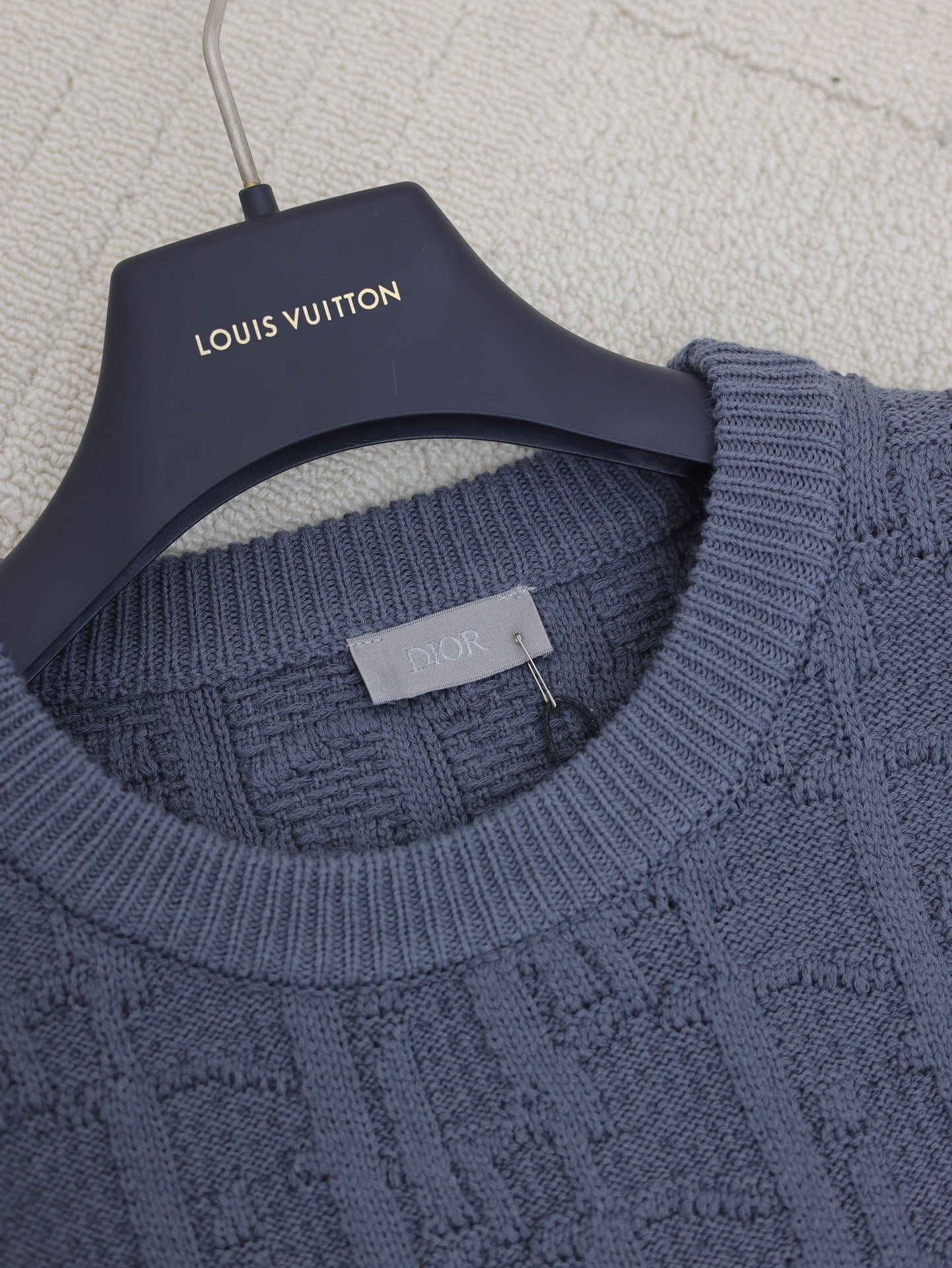 Schräger Pullover mit Blumenmuster 