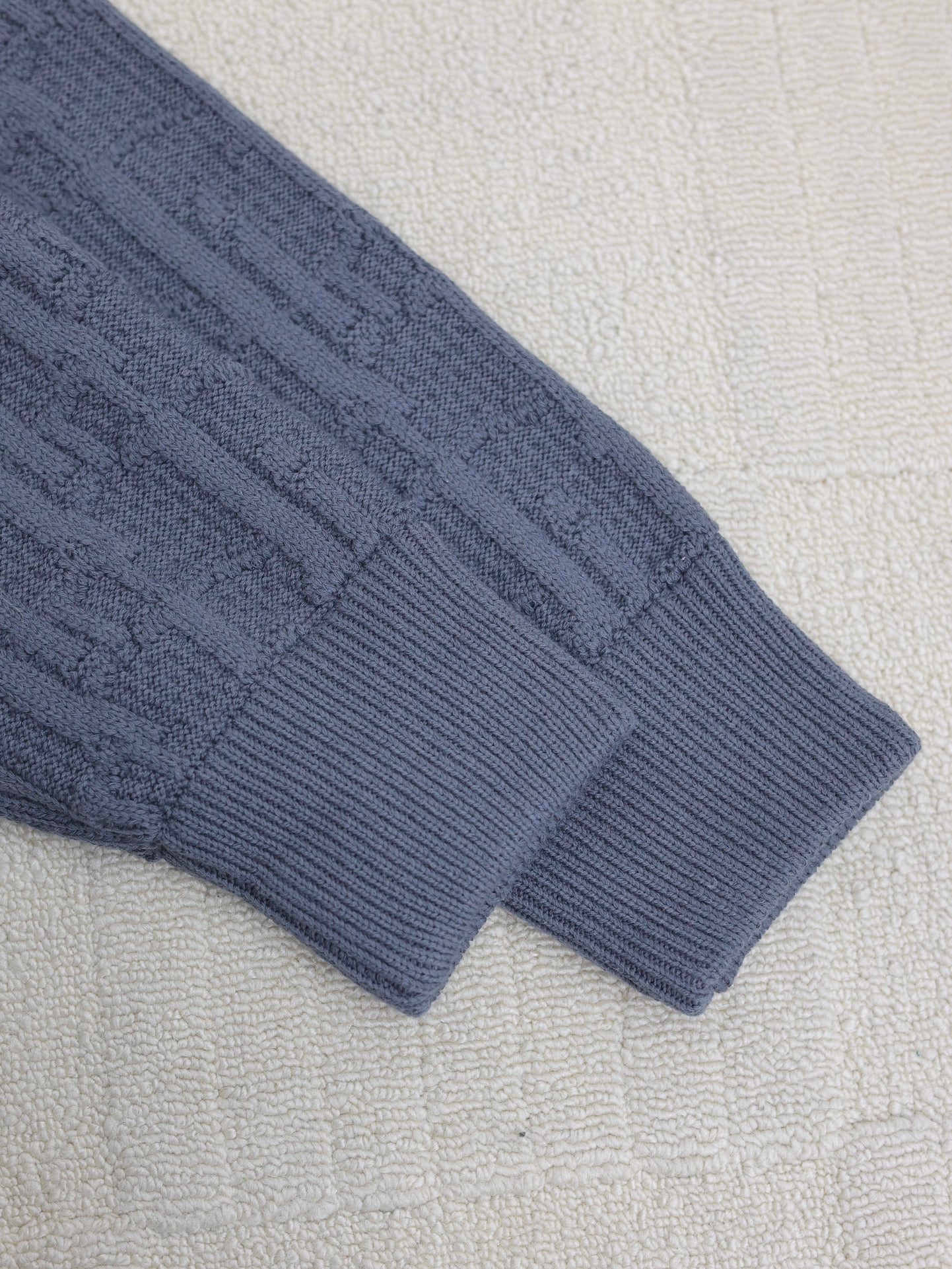 Schräger Pullover mit Blumenmuster 