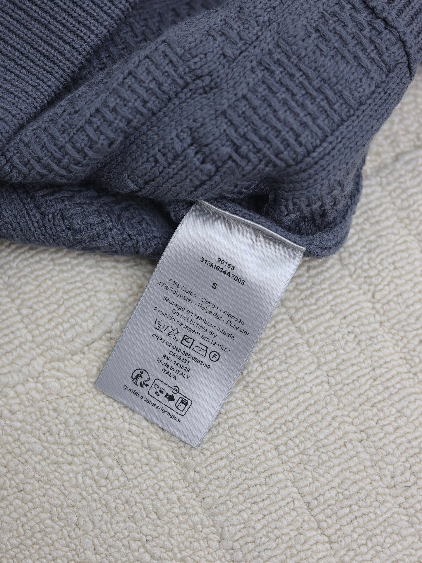 Schräger Pullover mit Blumenmuster 