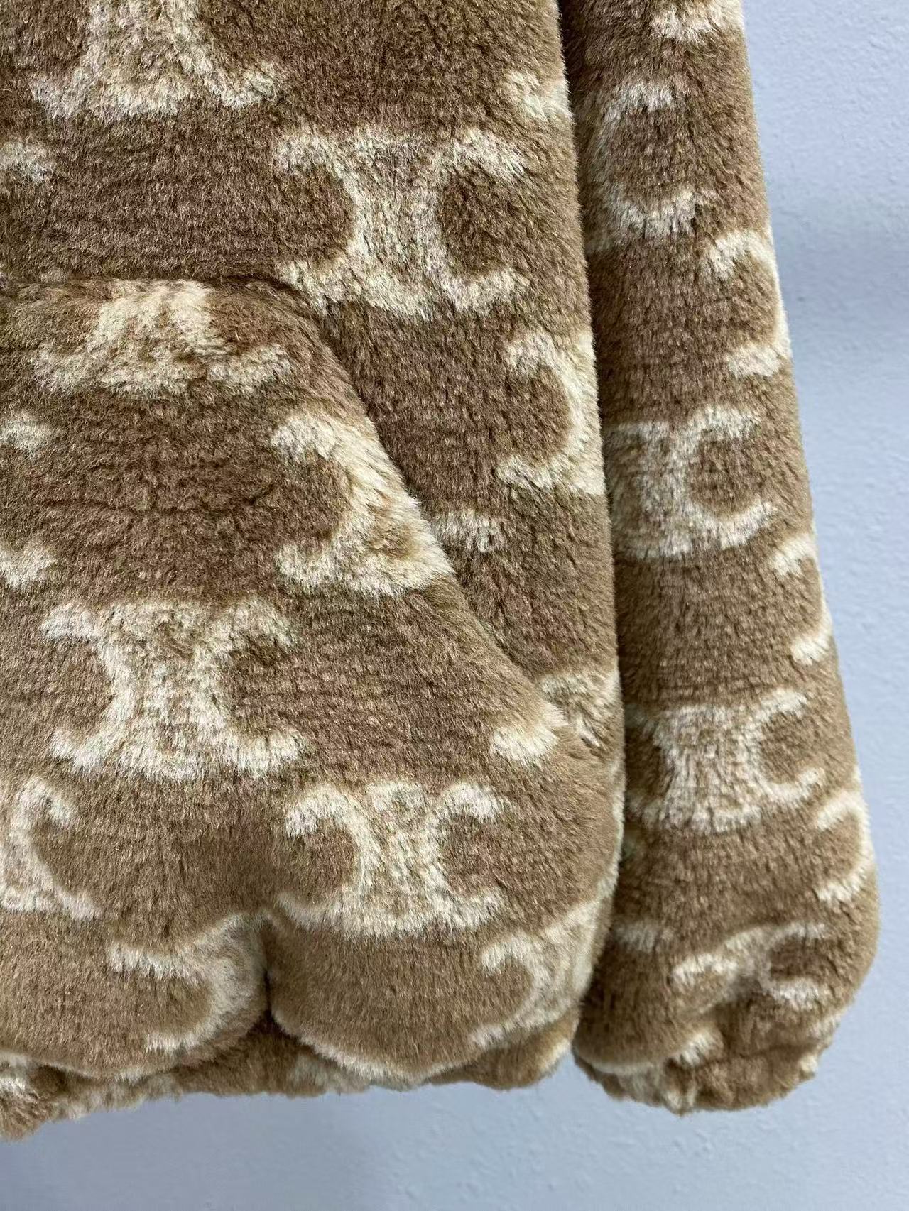 Warme Plüsch-Kapuzenjacke mit Jacquardmuster