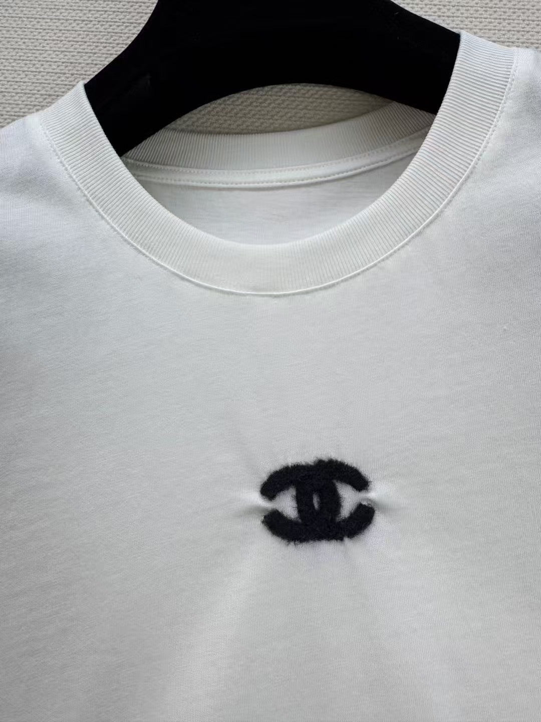 T-shirt en velours Double C brodé en trois dimensions 