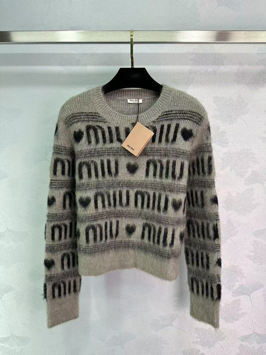 Pull à rayures contrastées et lettres cœur