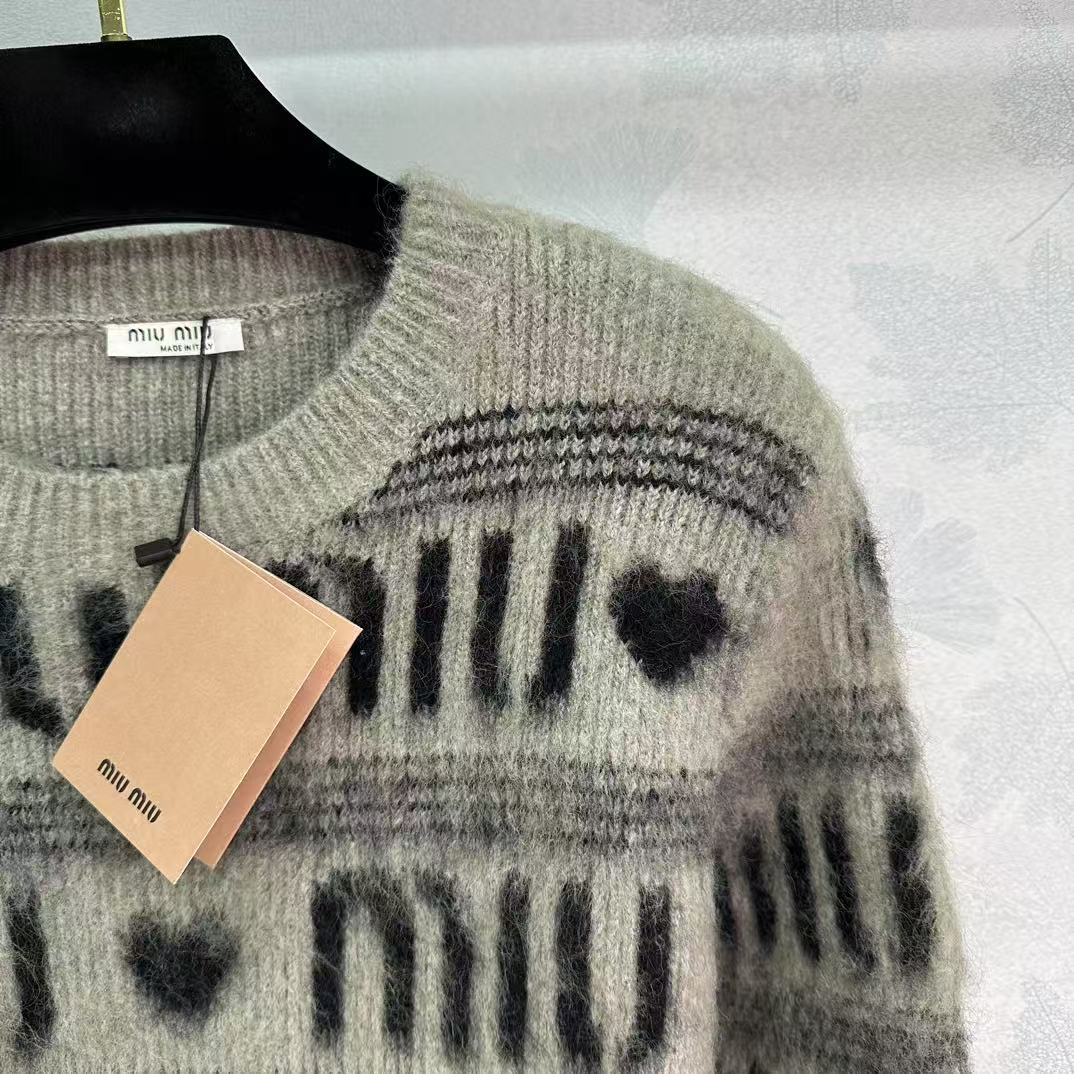 Pull à rayures contrastées et lettres cœur