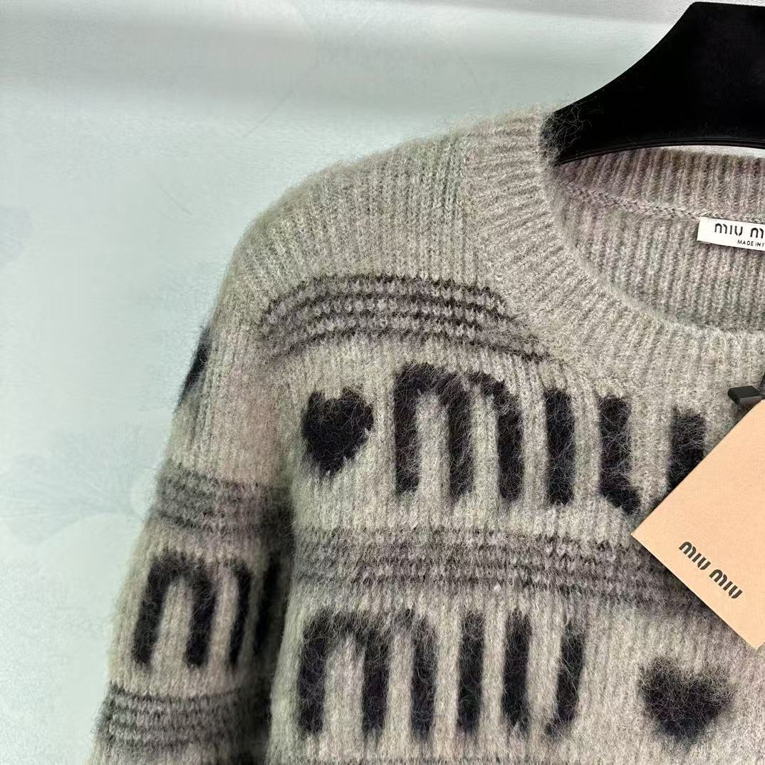 Pull à rayures contrastées et lettres cœur