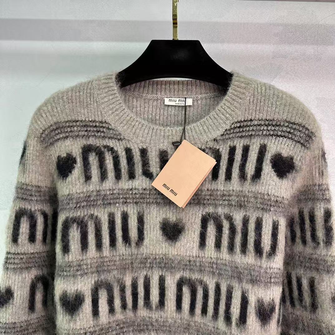 Pull à rayures contrastées et lettres cœur