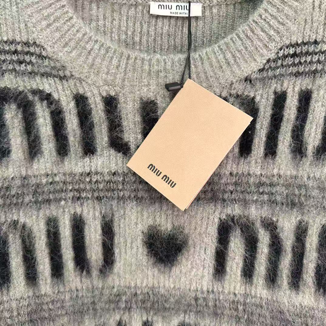 Pull à rayures contrastées et lettres cœur