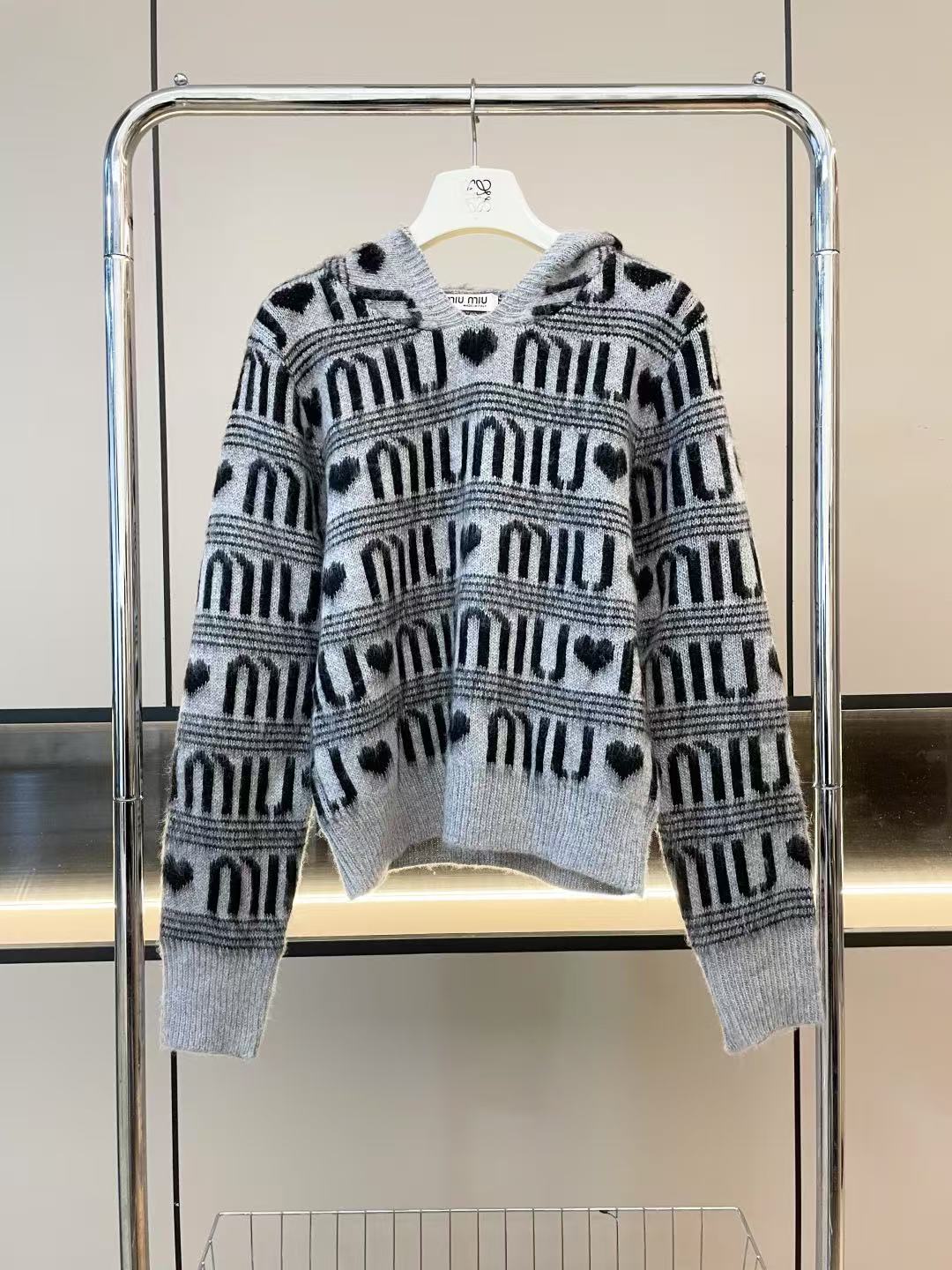 Jacquard-Kapuzenpullover aus Mohair mit Buchstaben „Love“