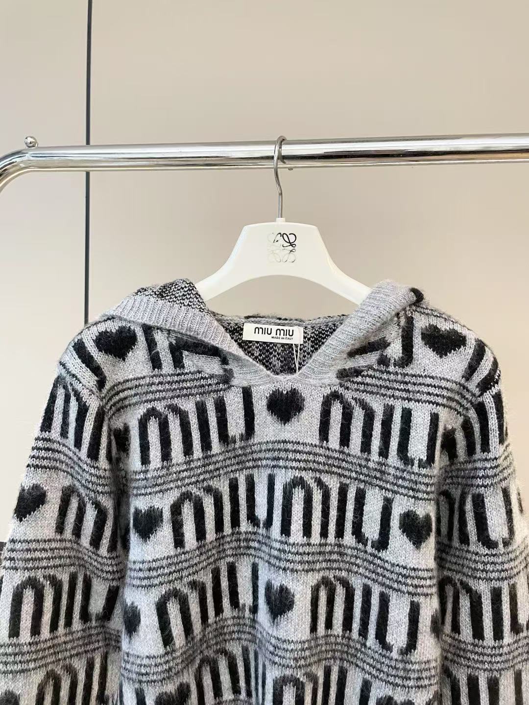 Jacquard-Kapuzenpullover aus Mohair mit Buchstaben „Love“