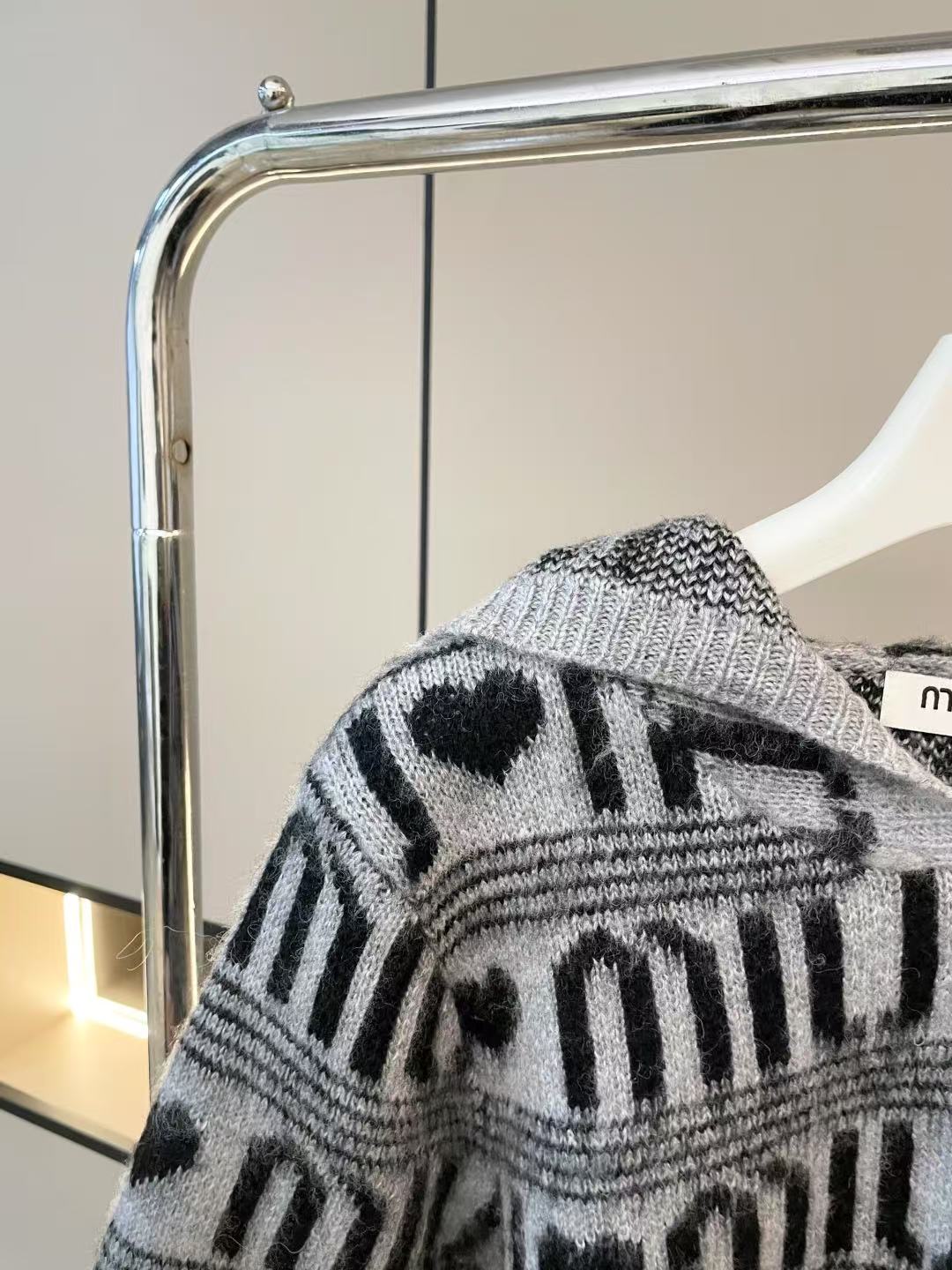 Jacquard-Kapuzenpullover aus Mohair mit Buchstaben „Love“