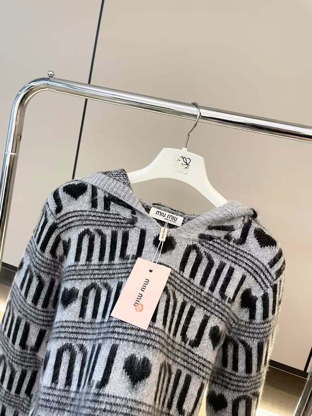 Jacquard-Kapuzenpullover aus Mohair mit Buchstaben „Love“