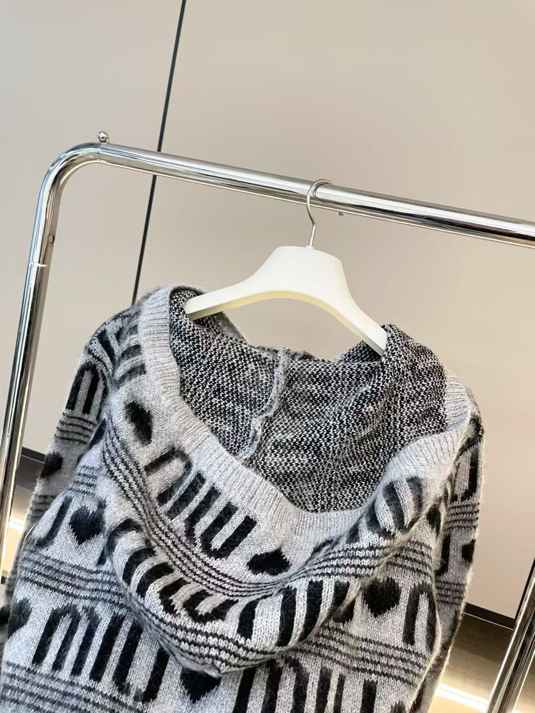 Jacquard-Kapuzenpullover aus Mohair mit Buchstaben „Love“