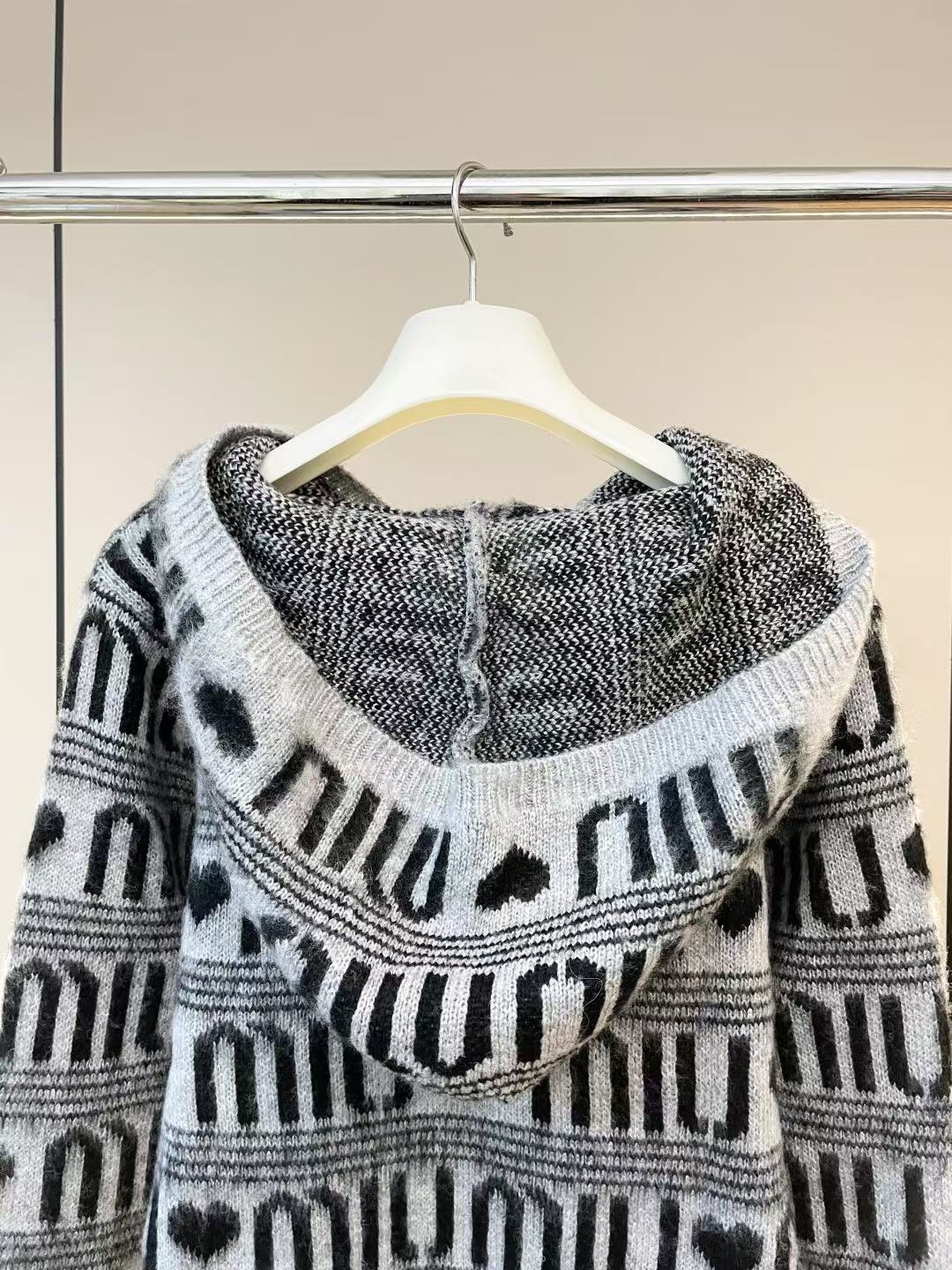 Jacquard-Kapuzenpullover aus Mohair mit Buchstaben „Love“