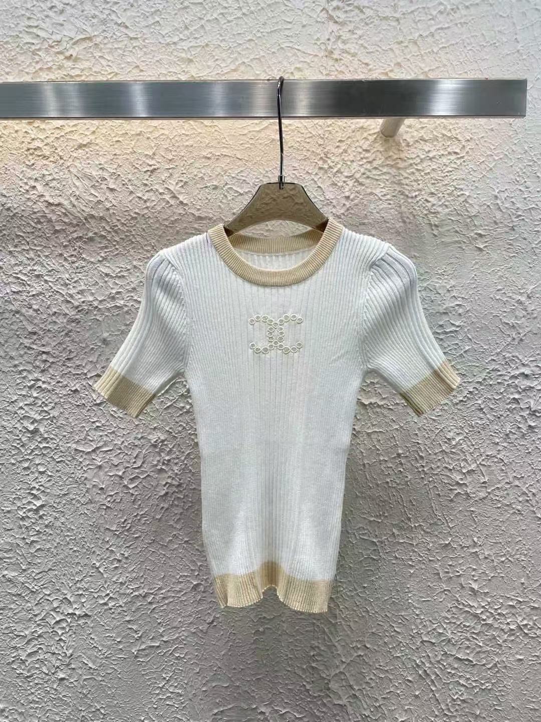 Hochelastischer, farbblockierter Rundhalsausschnitt mit kurzen Ärmeln