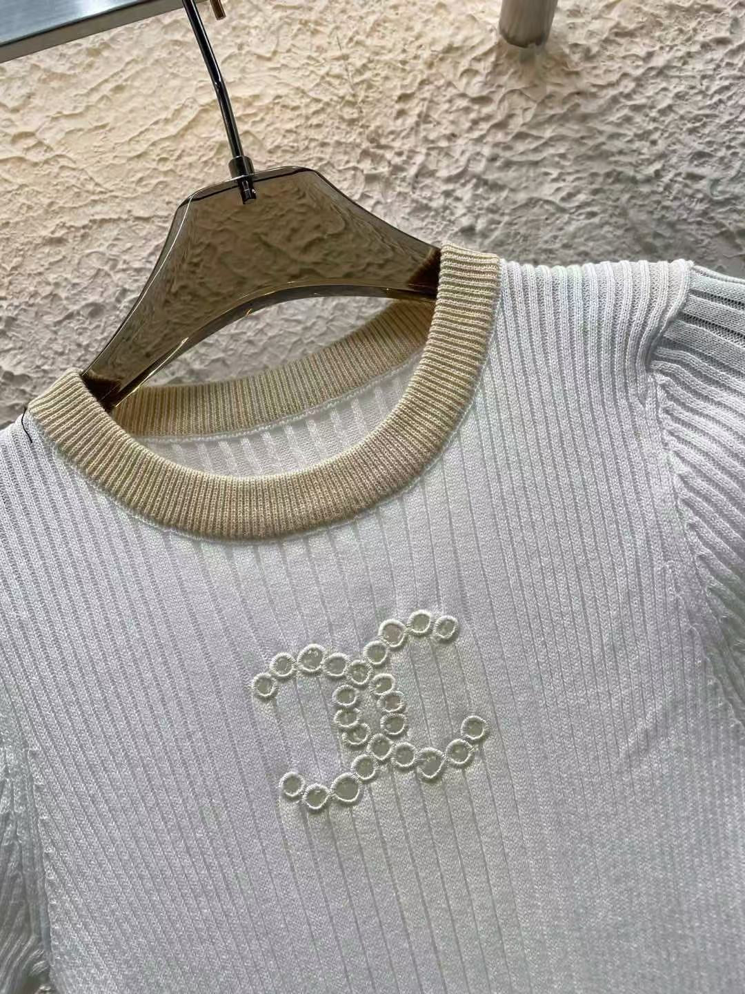 Hochelastischer, farbblockierter Rundhalsausschnitt mit kurzen Ärmeln