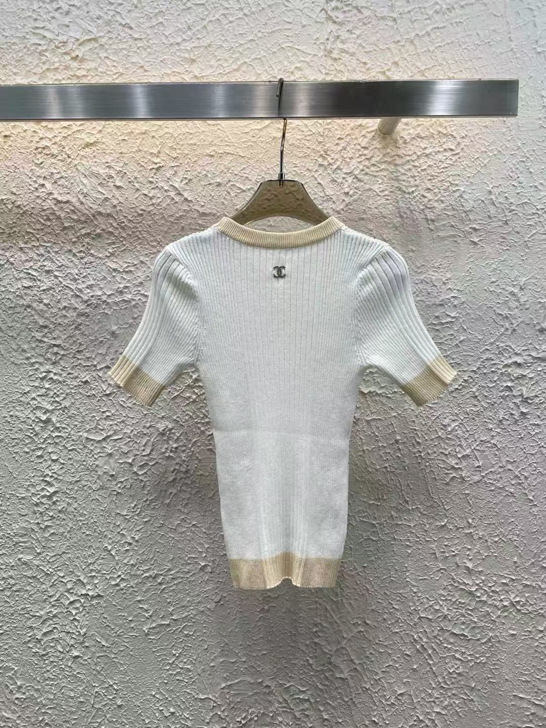 Hochelastischer, farbblockierter Rundhalsausschnitt mit kurzen Ärmeln