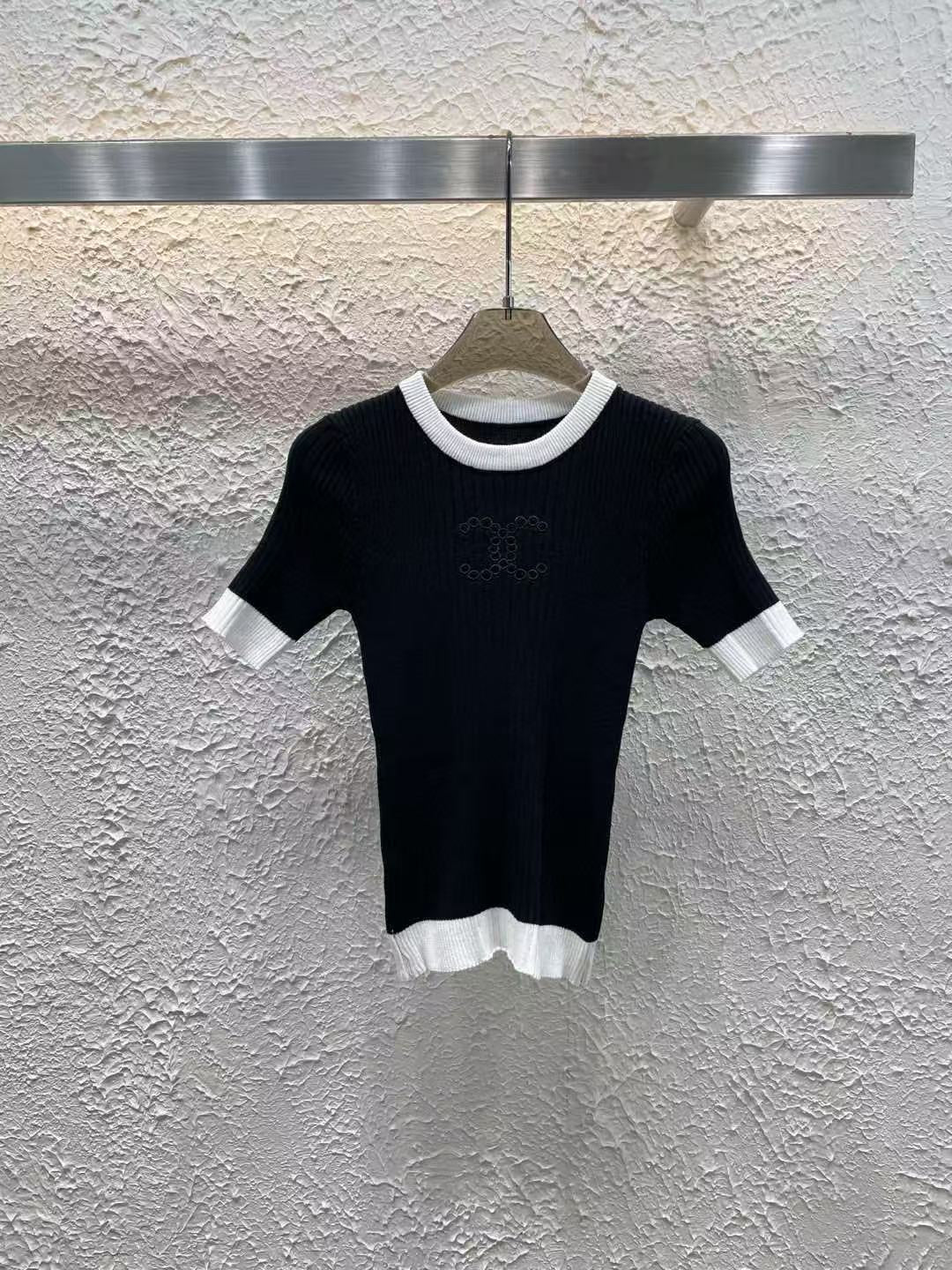 Hochelastischer, farbblockierter Rundhalsausschnitt mit kurzen Ärmeln