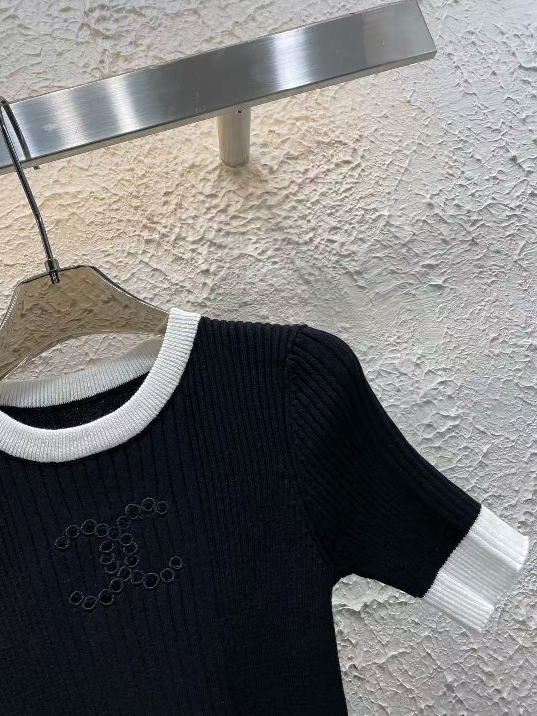 Hochelastischer, farbblockierter Rundhalsausschnitt mit kurzen Ärmeln