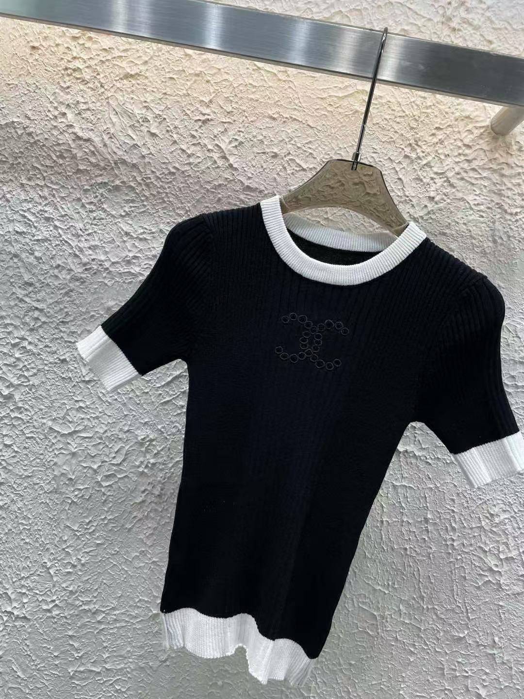 Hochelastischer, farbblockierter Rundhalsausschnitt mit kurzen Ärmeln