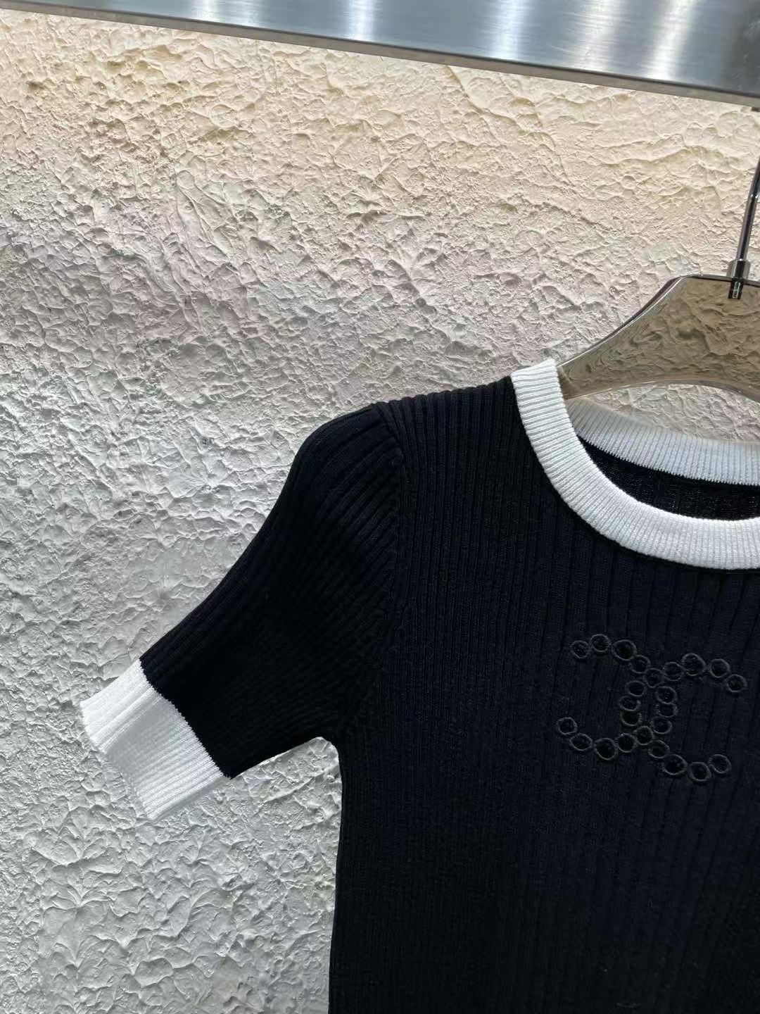 Hochelastischer, farbblockierter Rundhalsausschnitt mit kurzen Ärmeln