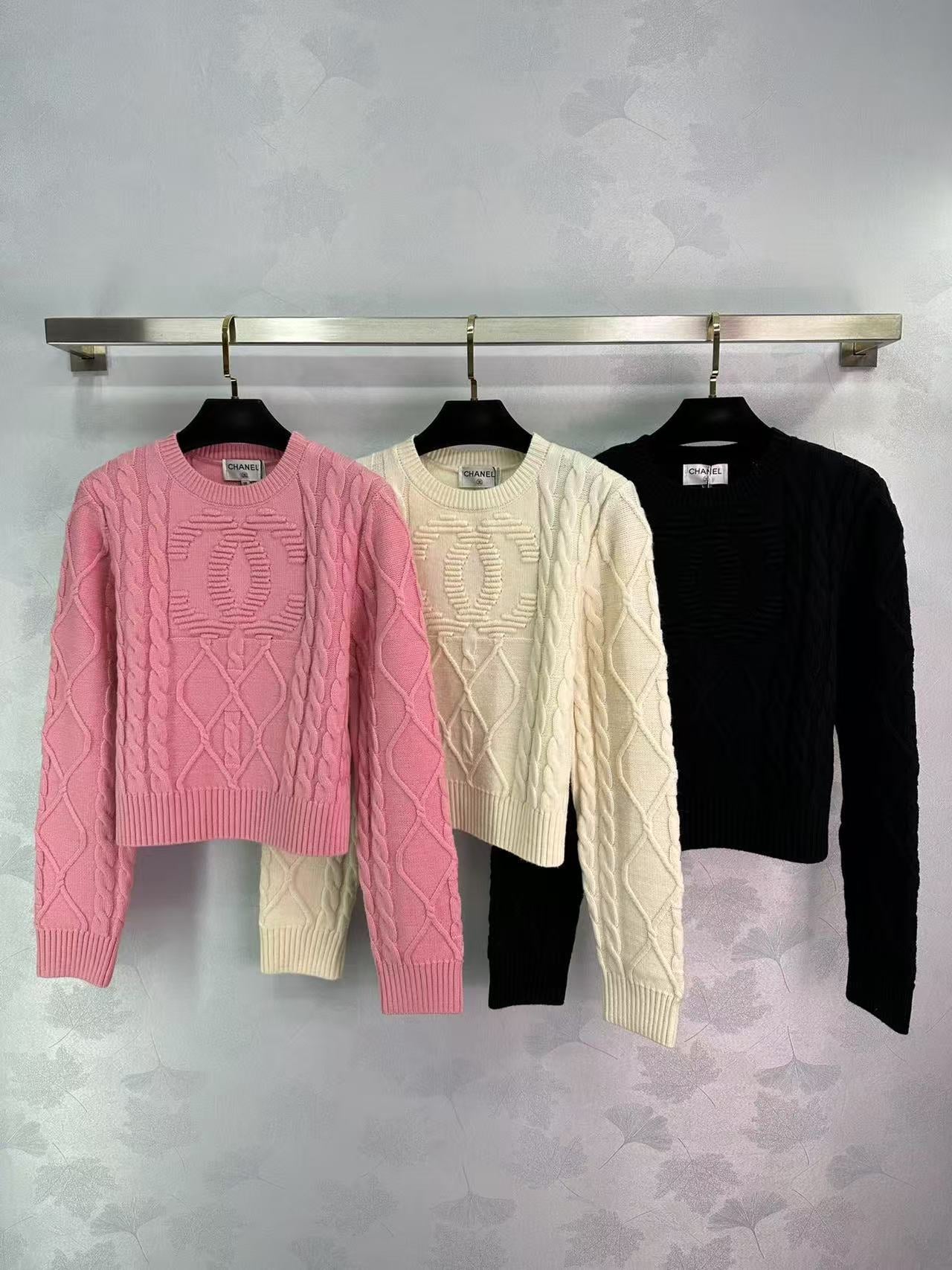 Gestrickter Rundhalspullover