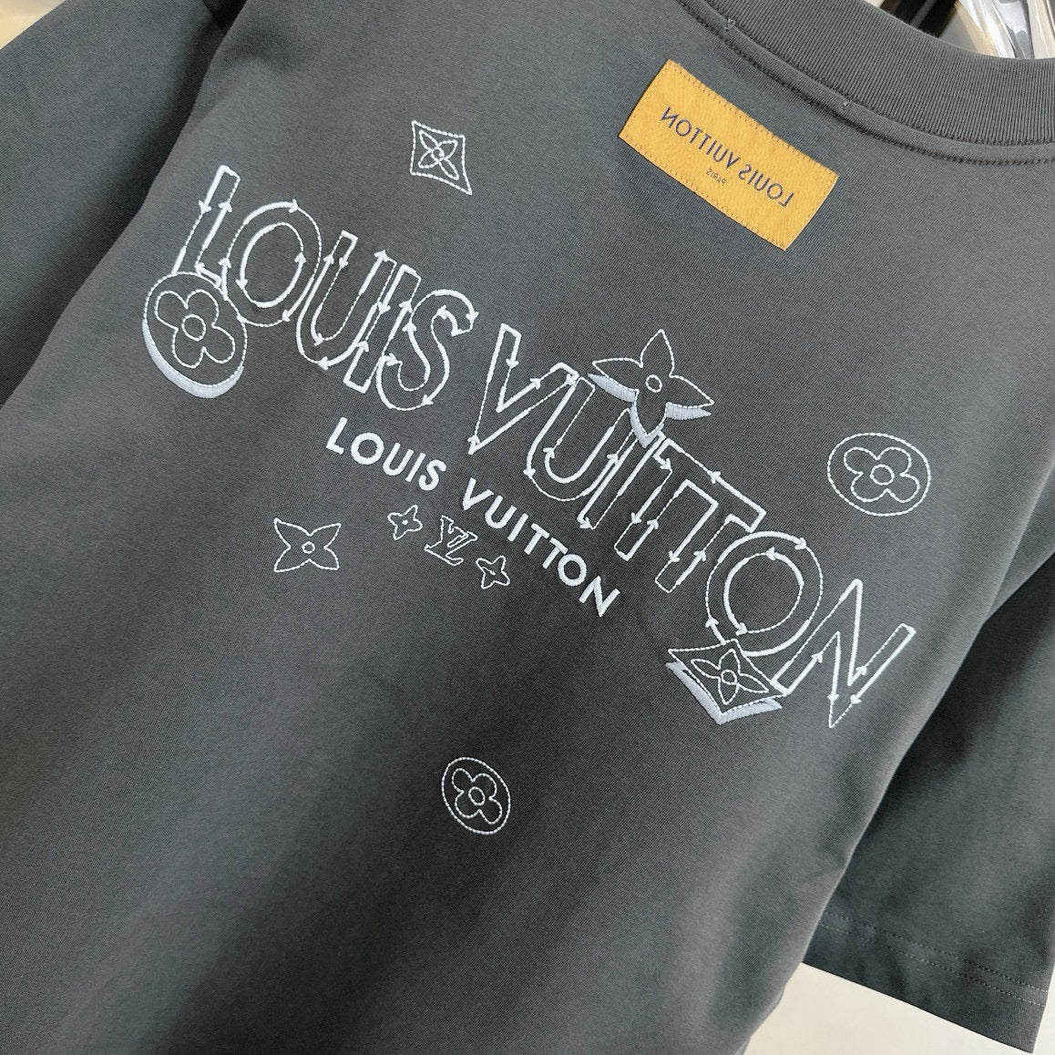 Broderie au dos manches courtes