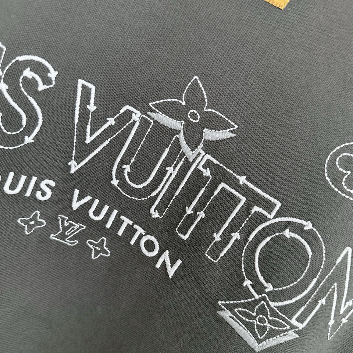 Broderie au dos manches courtes