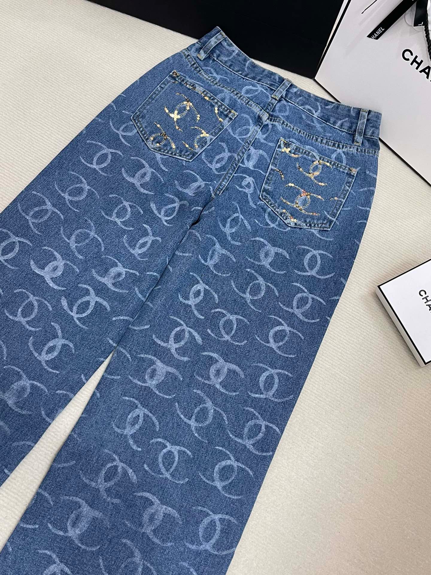 Pantalon à paillettes avec poche arrière entièrement imprimée