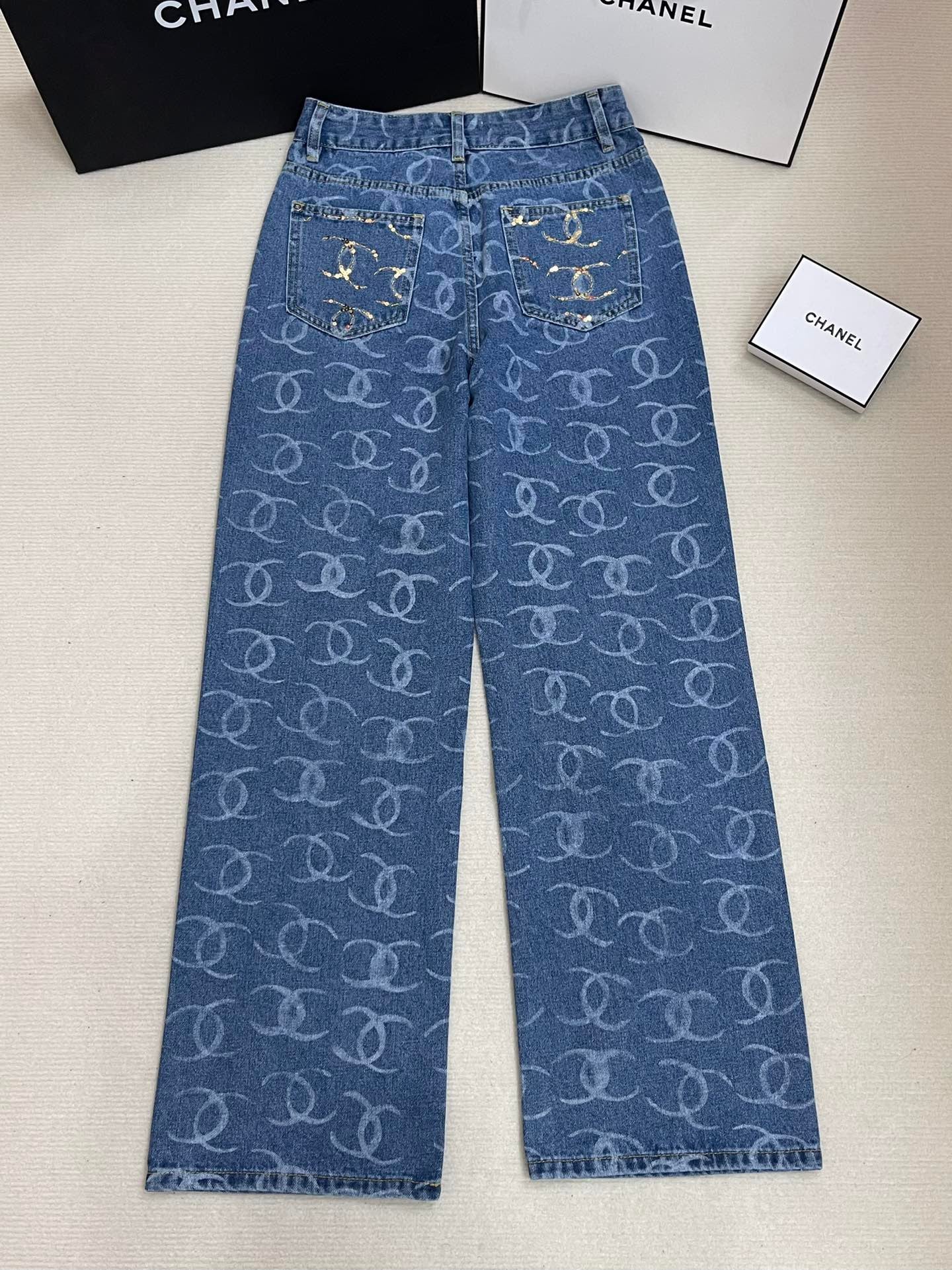 Pantalon à paillettes avec poche arrière entièrement imprimée
