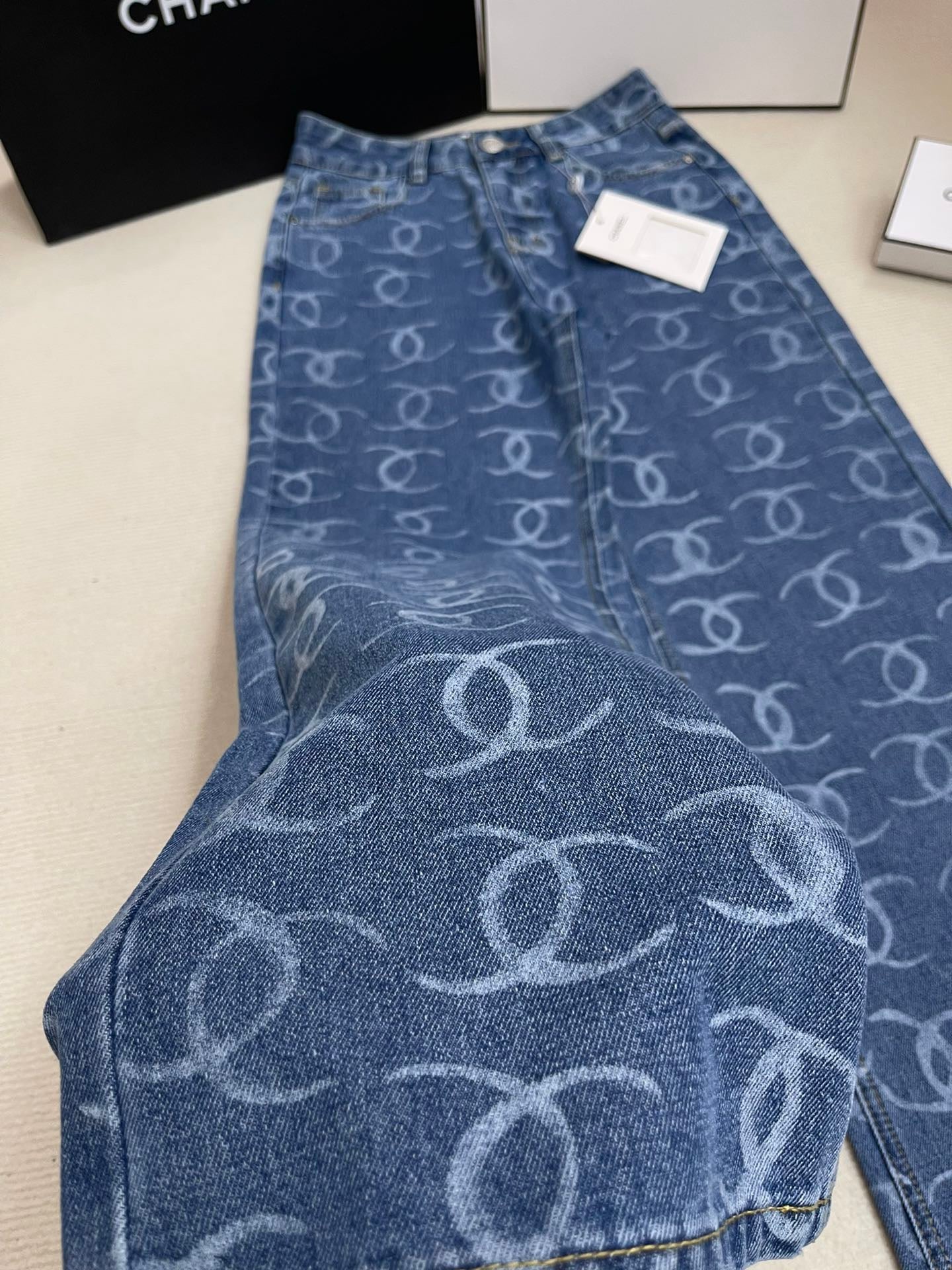 Pantalon à paillettes avec poche arrière entièrement imprimée