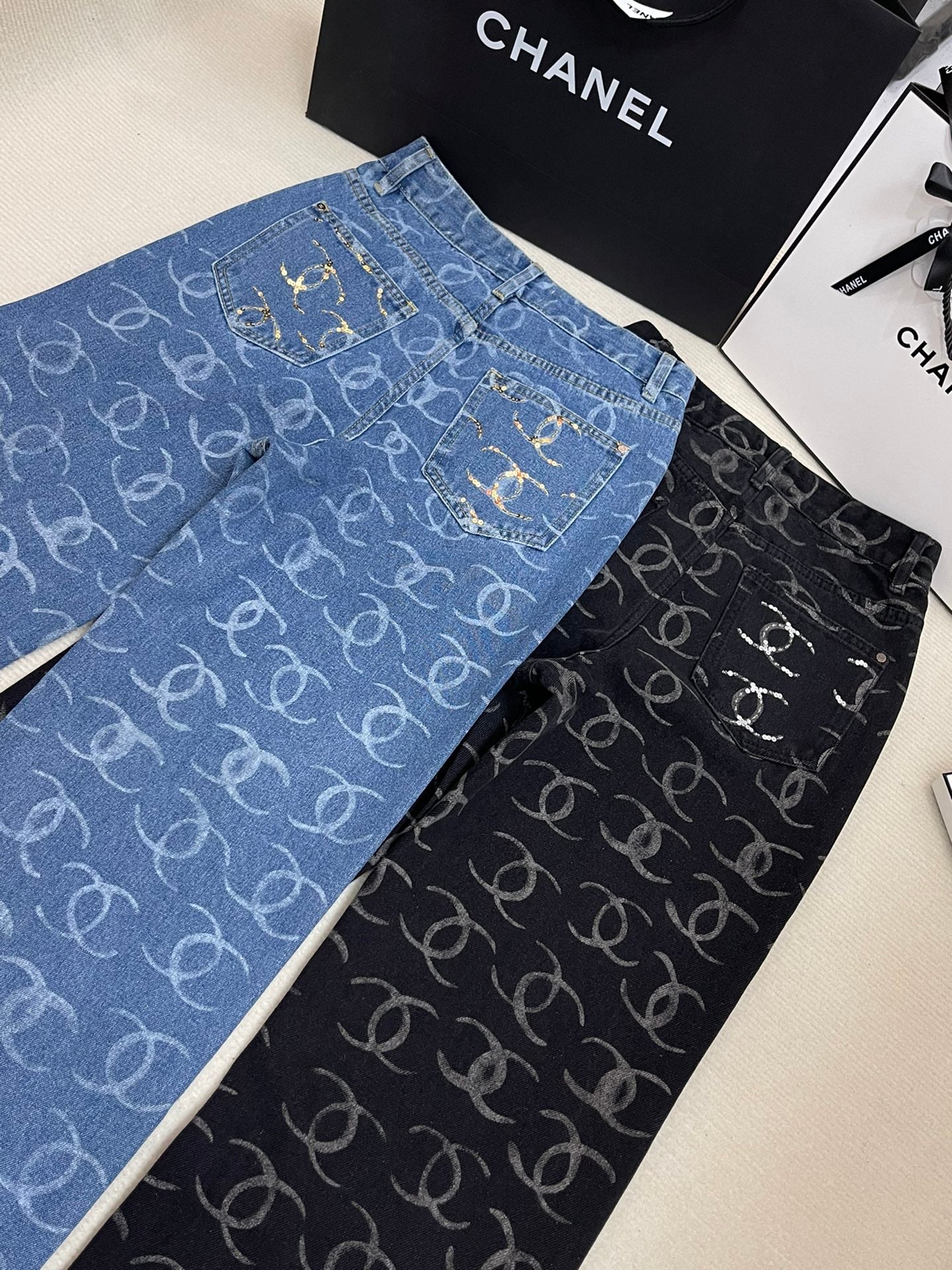 Pantalon à paillettes avec poche arrière entièrement imprimée