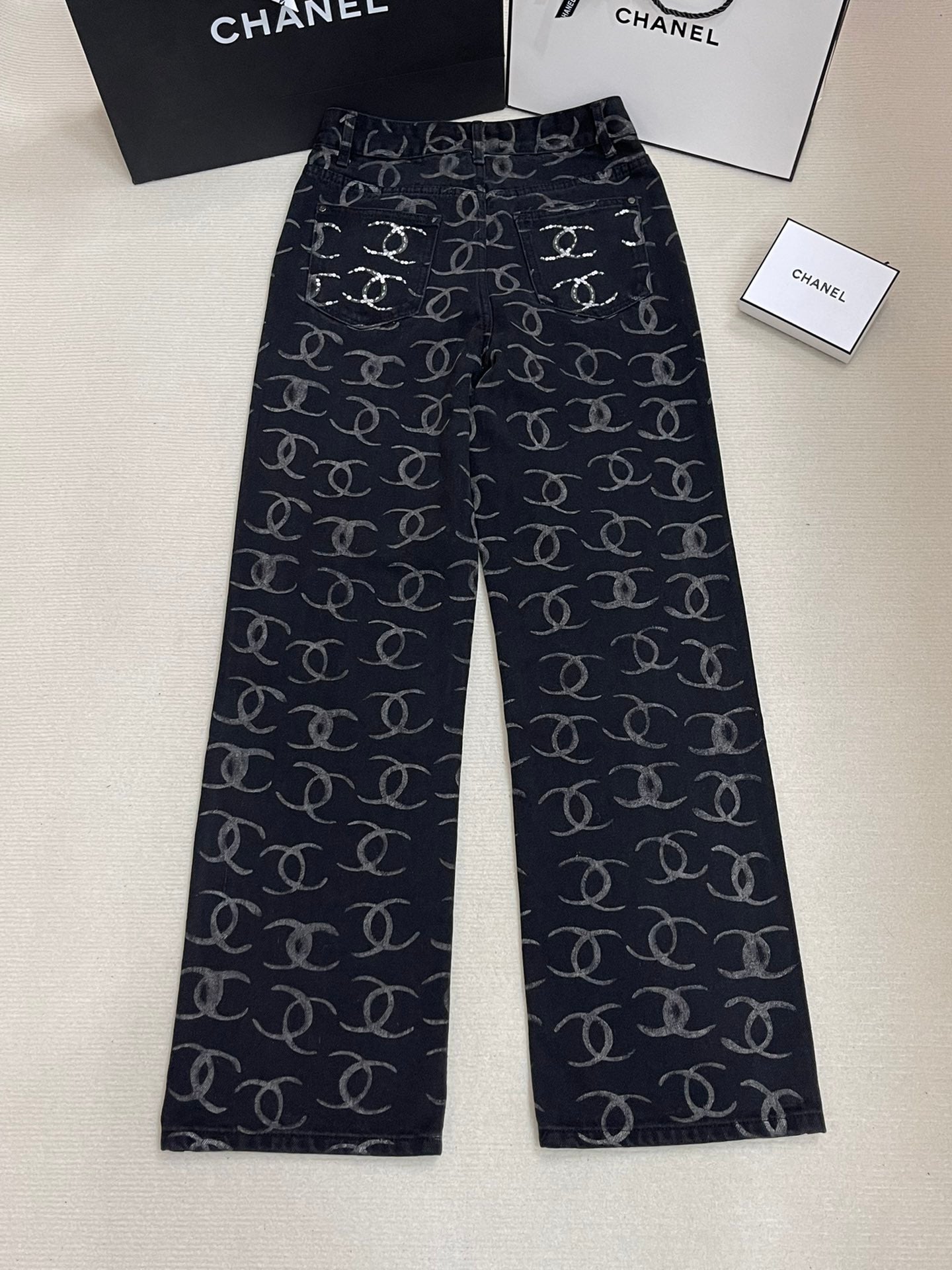 Pantalon à paillettes avec poche arrière entièrement imprimée