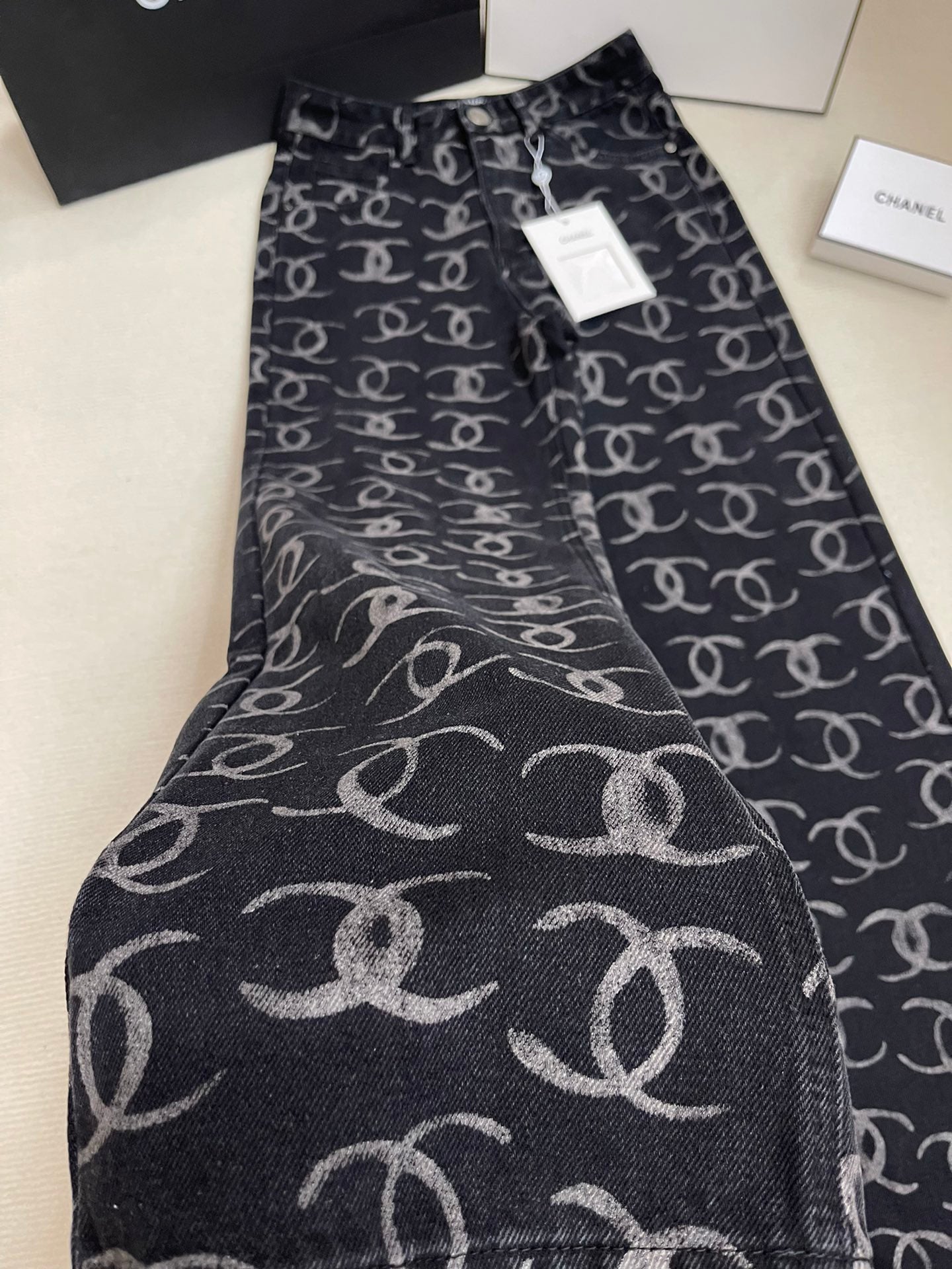 Pantalon à paillettes avec poche arrière entièrement imprimée