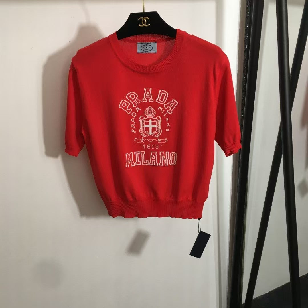 Kurzärmliges Strick-T-Shirt mit Schriftzug 