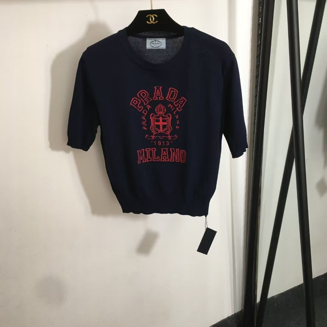 Kurzärmliges Strick-T-Shirt mit Schriftzug 