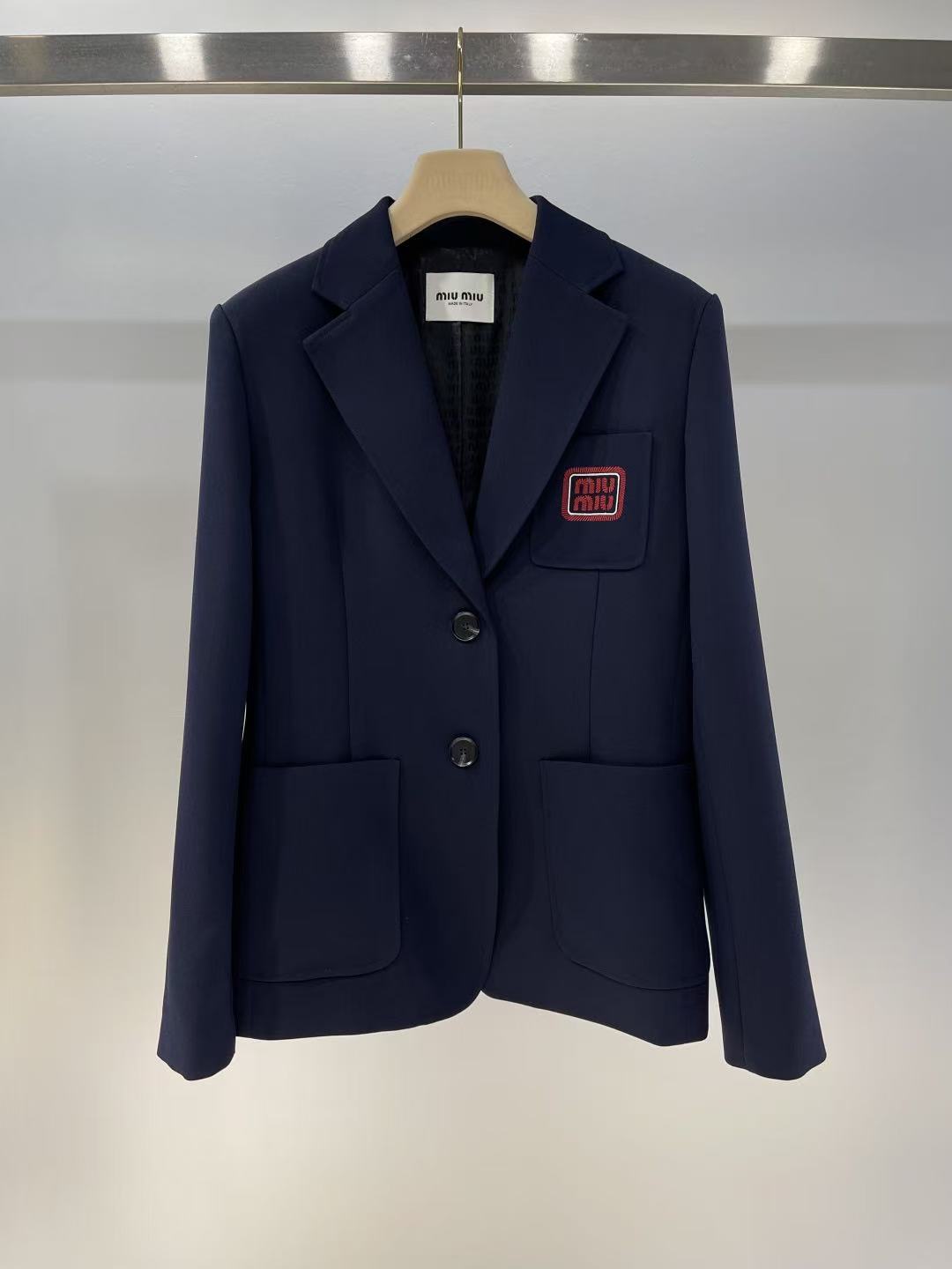 Anzugjacke mit aufgesticktem Schriftzug am Revers