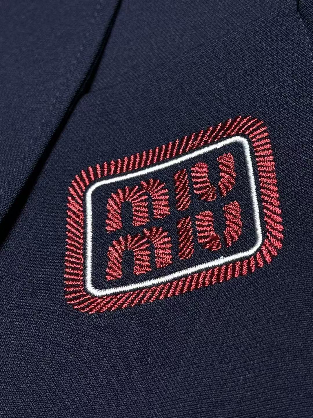 Anzugjacke mit aufgesticktem Schriftzug am Revers