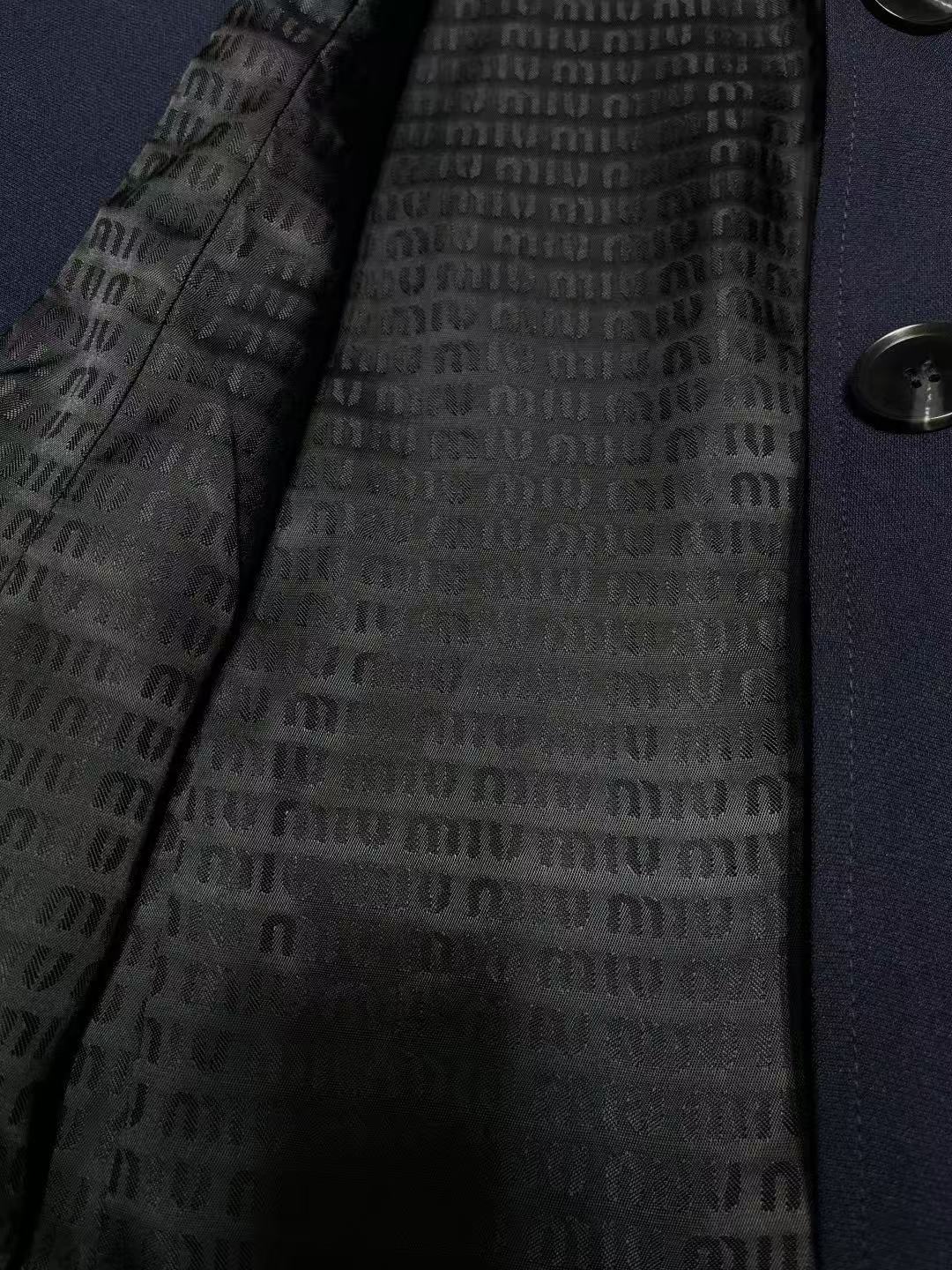 Anzugjacke mit aufgesticktem Schriftzug am Revers