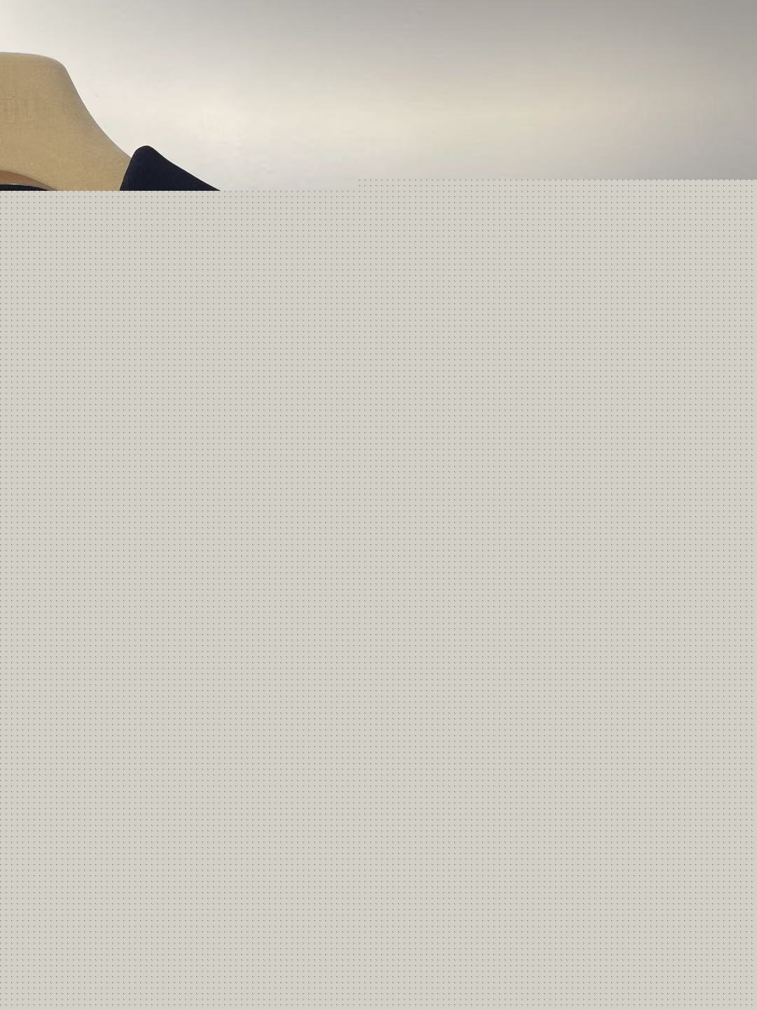 Anzugjacke mit aufgesticktem Schriftzug am Revers