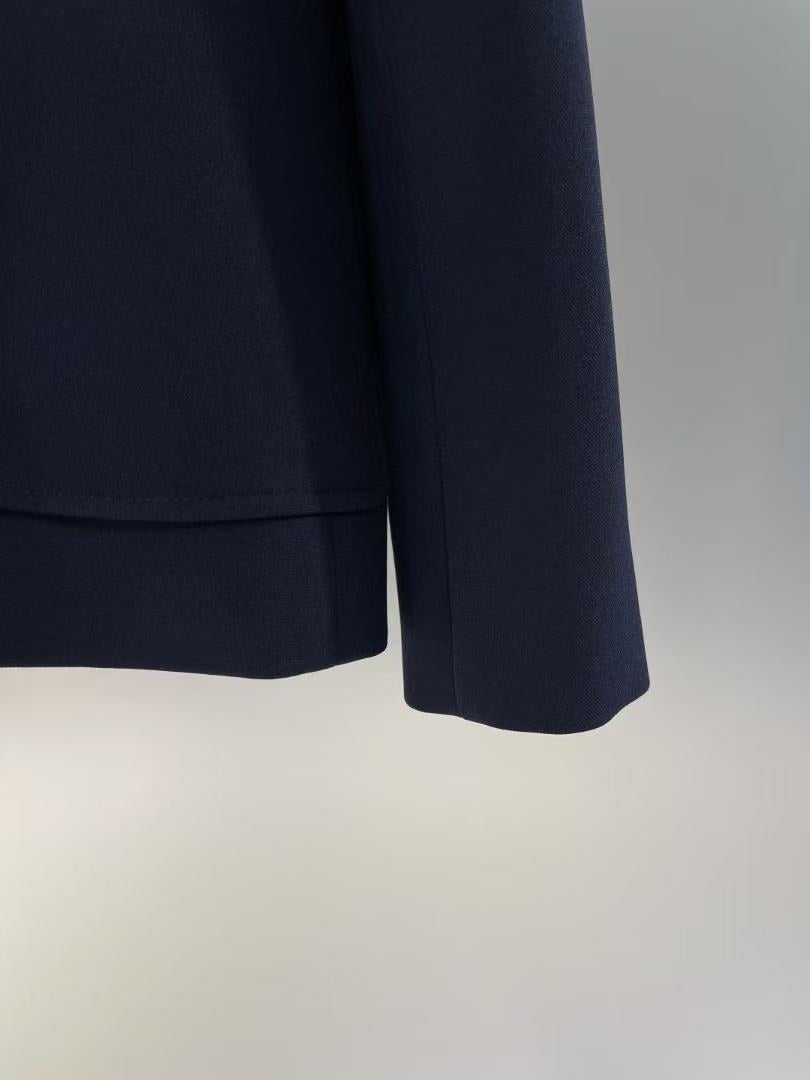 Anzugjacke mit aufgesticktem Schriftzug am Revers