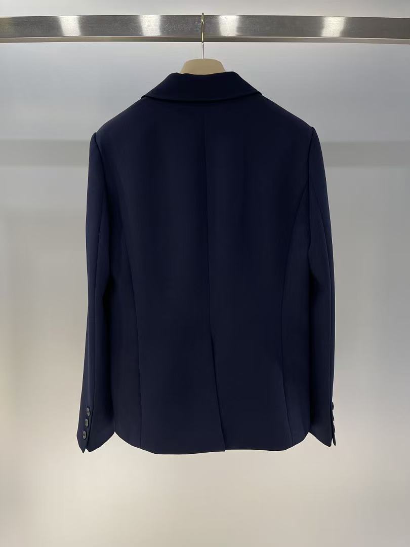 Anzugjacke mit aufgesticktem Schriftzug am Revers