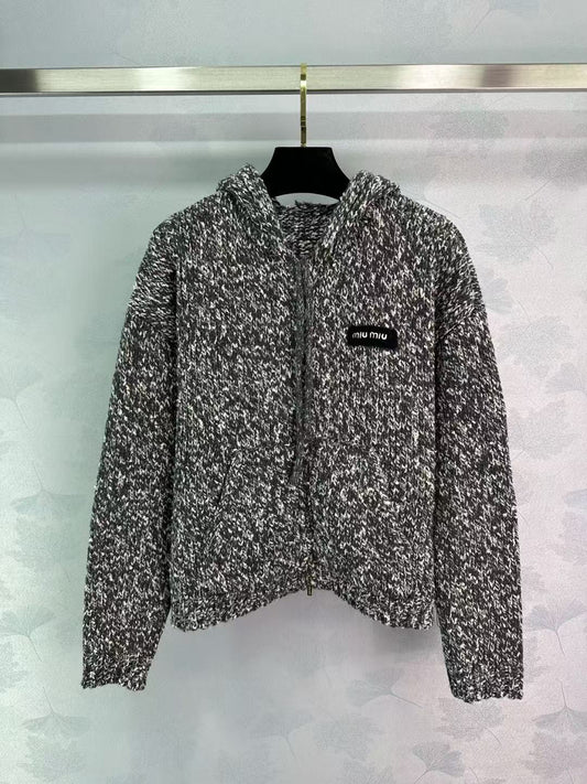 Neue Strickjacke mit Kapuze für Herbst und Winter