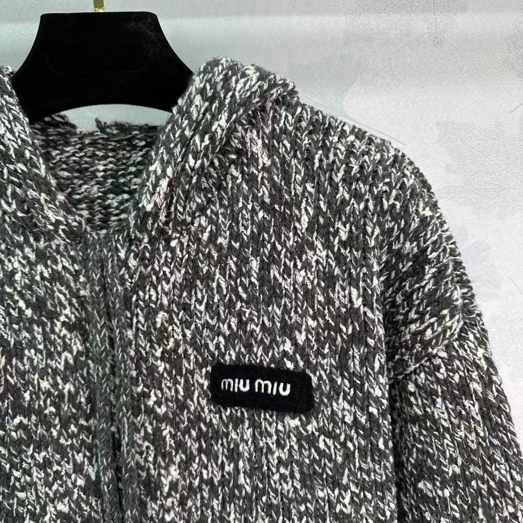 Neue Strickjacke mit Kapuze für Herbst und Winter