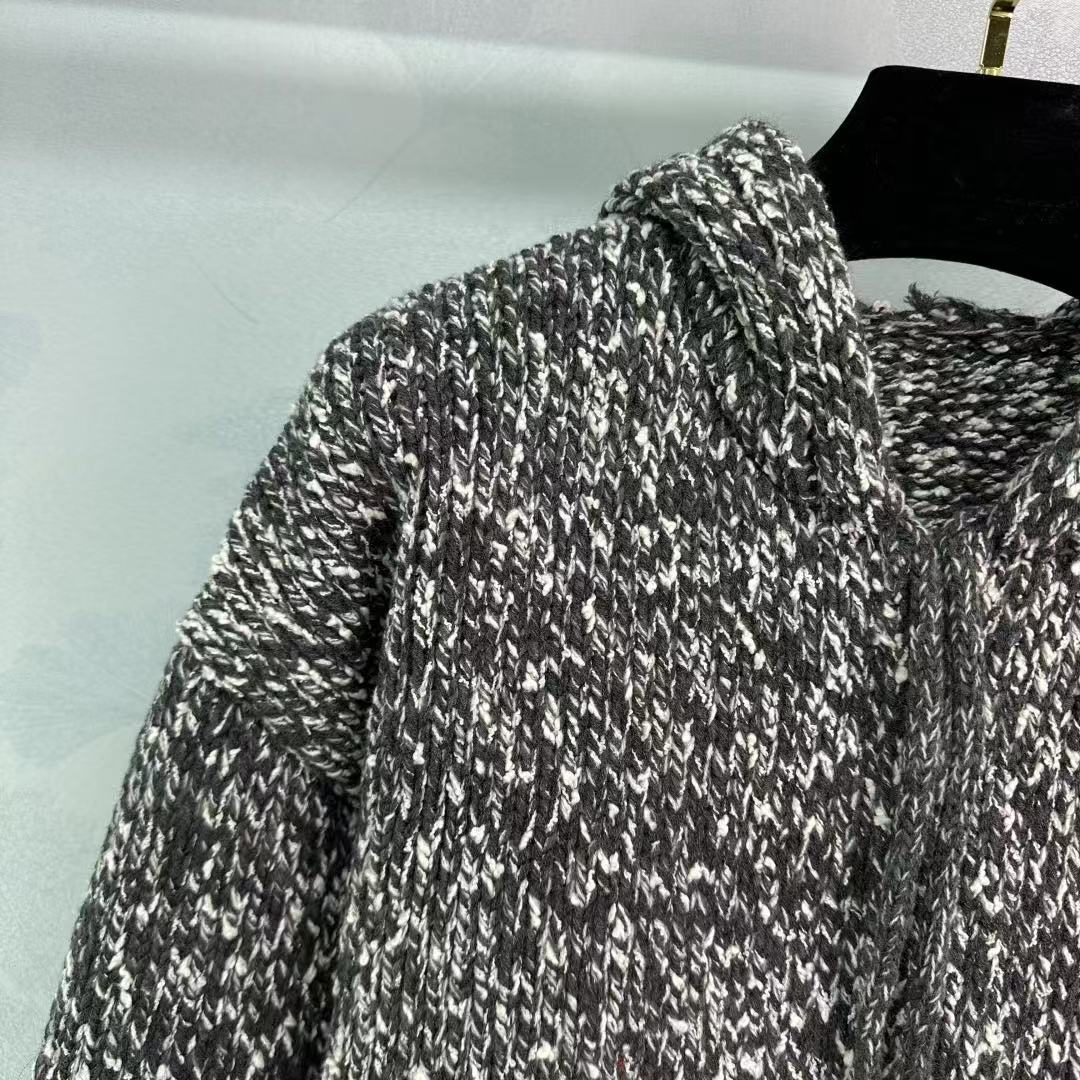 Neue Strickjacke mit Kapuze für Herbst und Winter