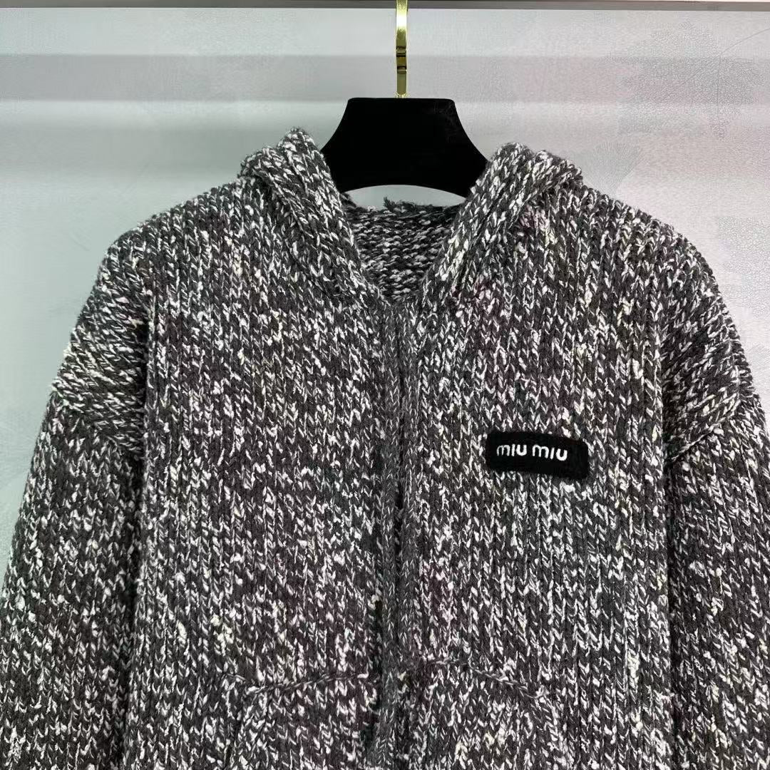 Neue Strickjacke mit Kapuze für Herbst und Winter