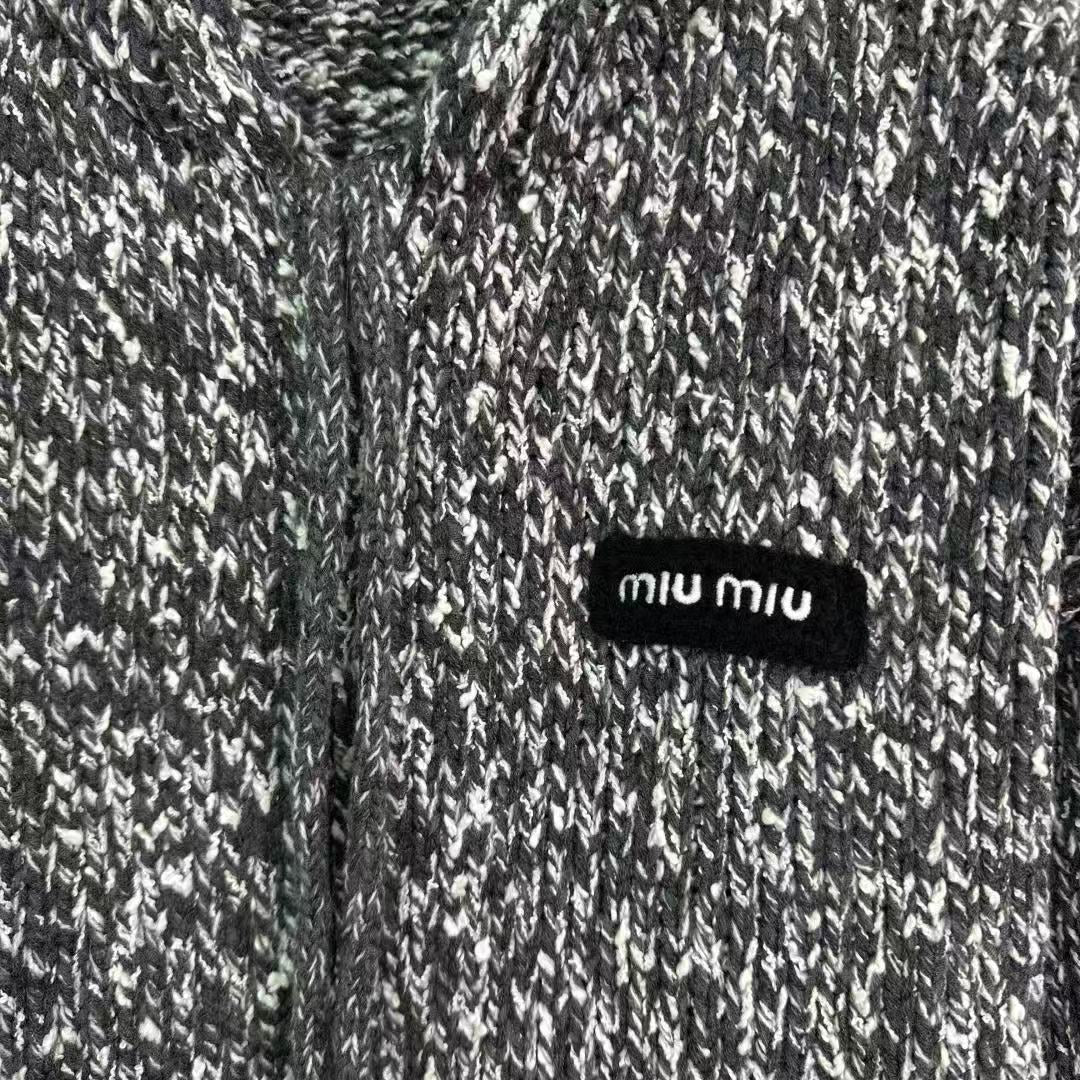 Neue Strickjacke mit Kapuze für Herbst und Winter